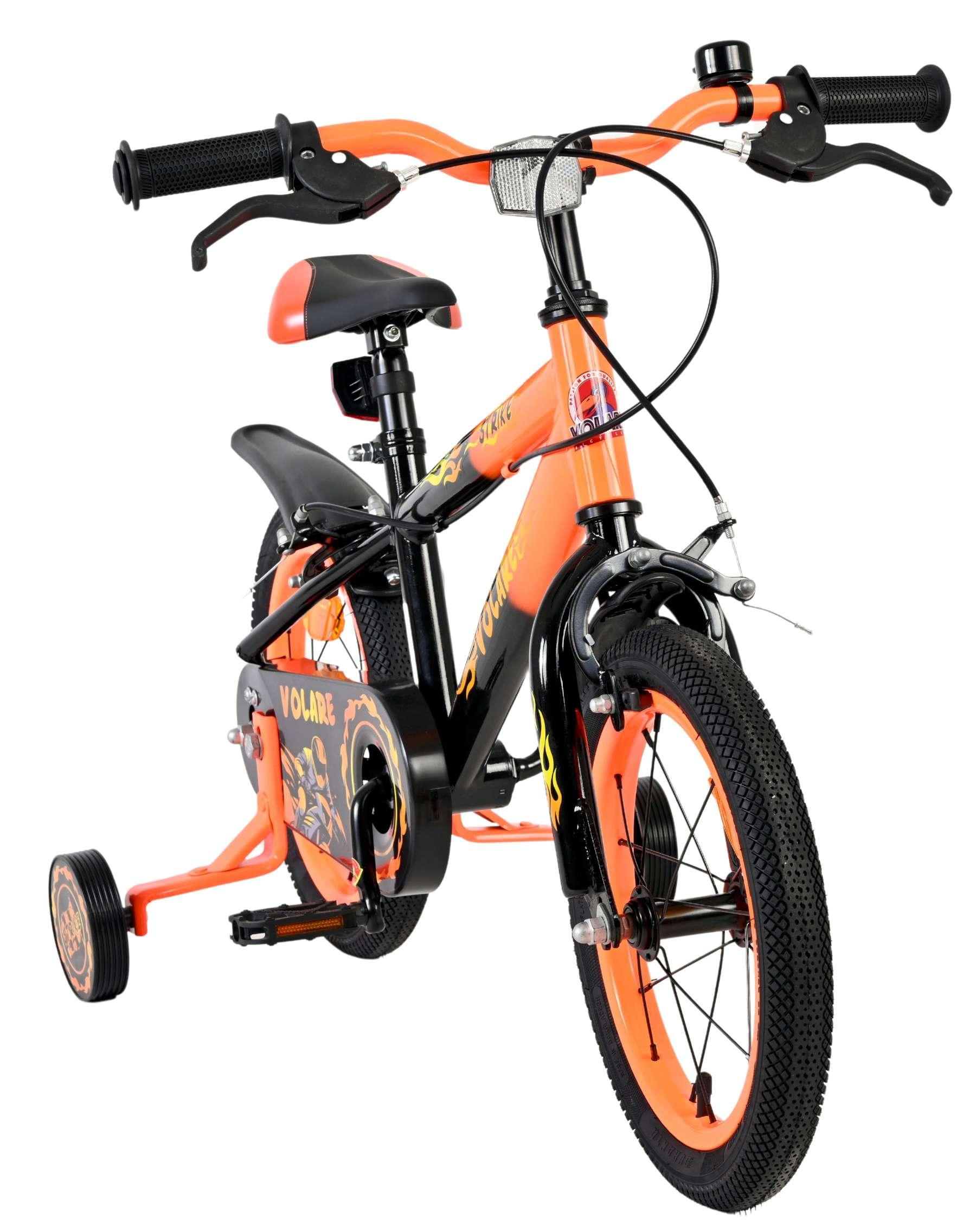 Ein orange-schwarzes Kinderfahrrad mit Stützrädern, Klingel und Flammen-Design.