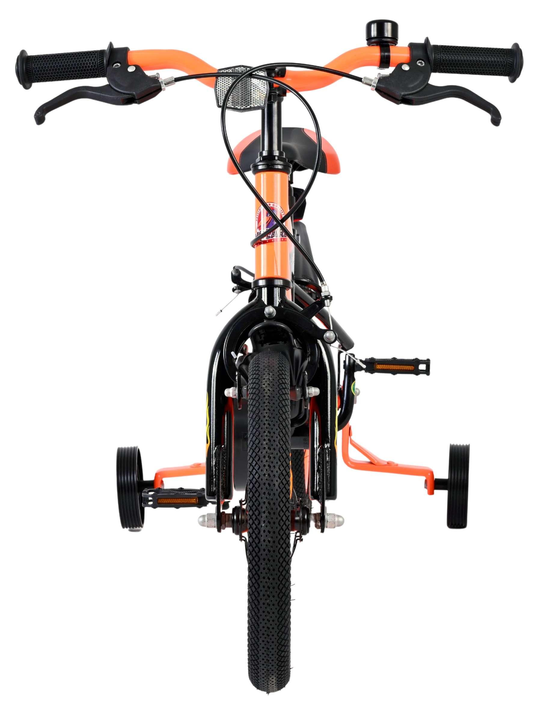 Vorderansicht eines orange-schwarzen Kinderfahrrads mit Stützrädern und Klingel.