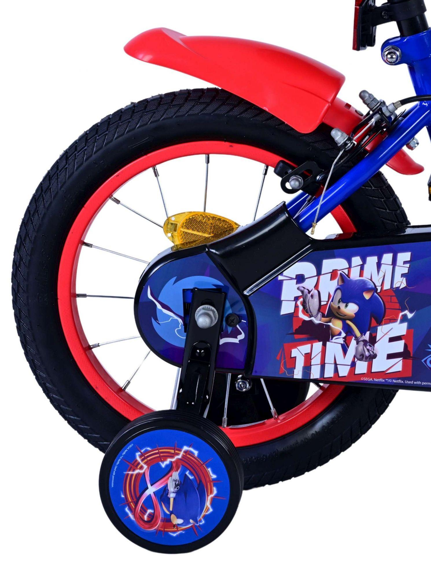 Ein Kinderfahrrad mit Sonic the Hedgehog-Motiv, rote Schutzbleche und Stützräder.