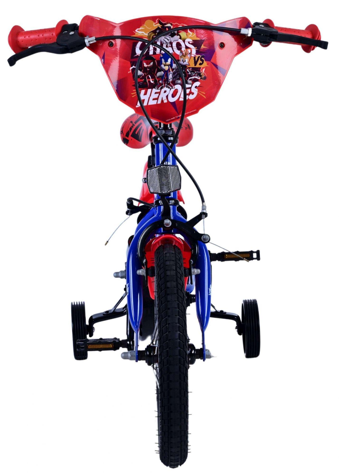 Ein rotes und blaues Kinderfahrrad mit Stützrädern und 
