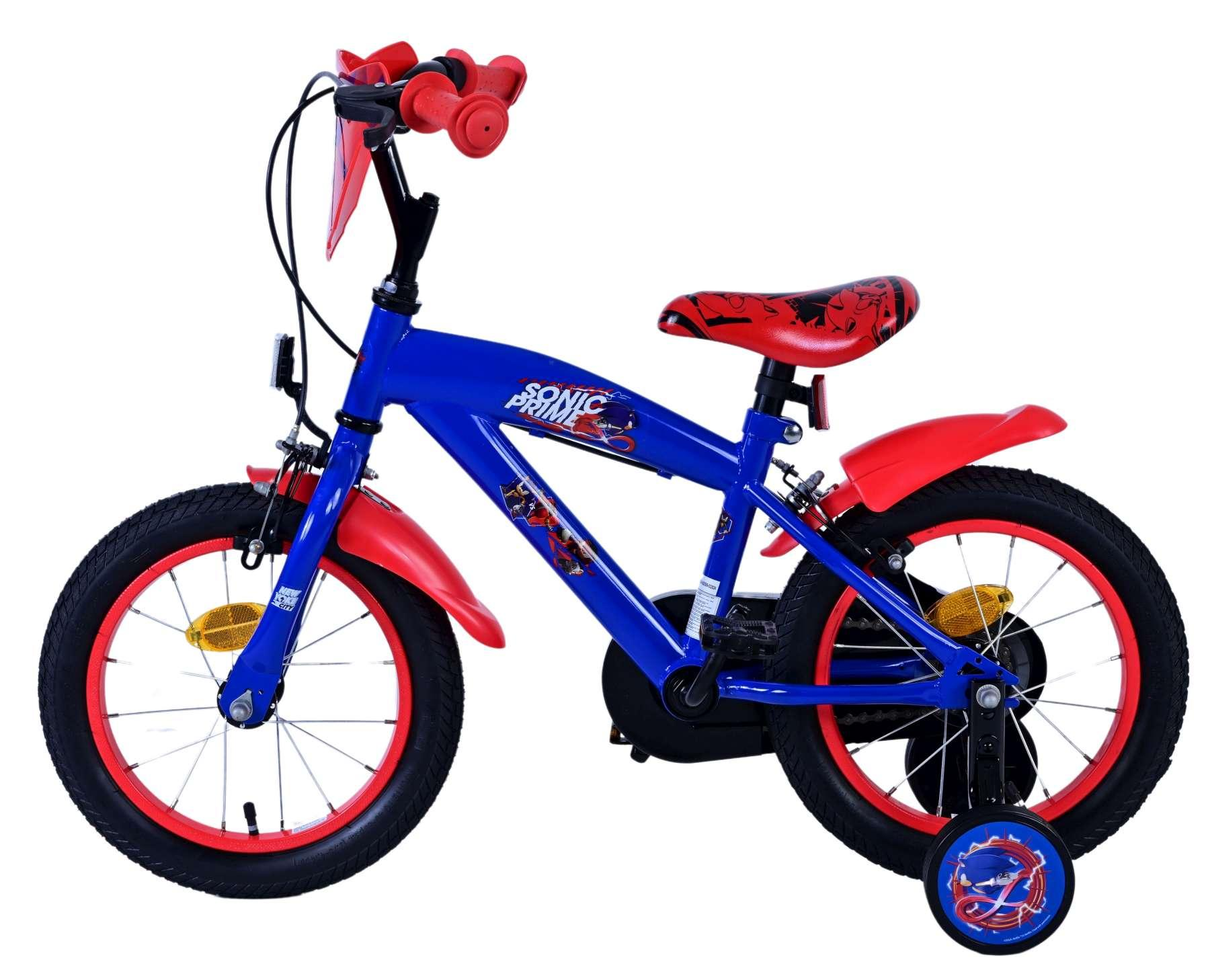 Ein blau-rotes Kinderfahrrad mit Sonic Prime-Grafiken, Stützrädern und roten Schutzblechen.