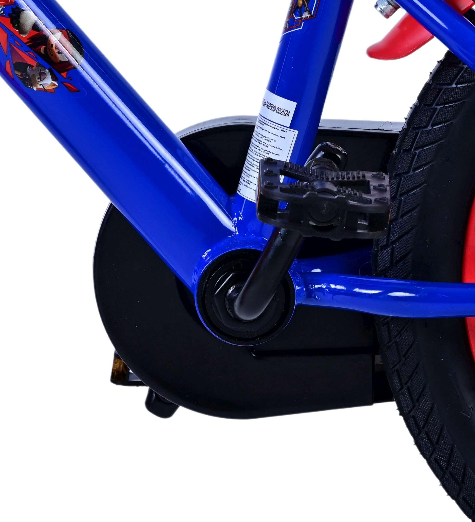 Blaues Fahrraddetail mit schwarzem Pedal, Reifen und Schutzblech.