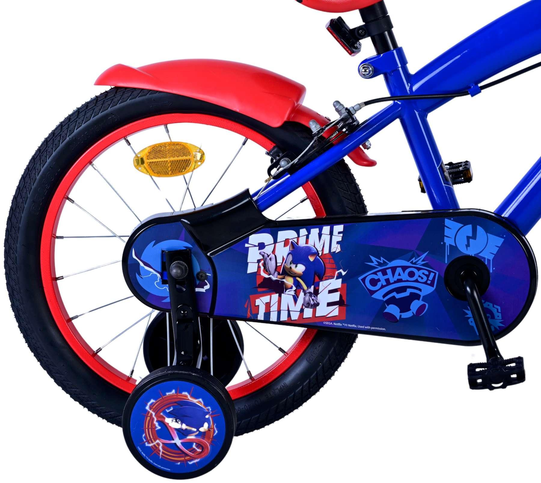 Blaues Kinderfahrrad mit Sonic-Motiv, Stützrädern und rotem Schutzblech.