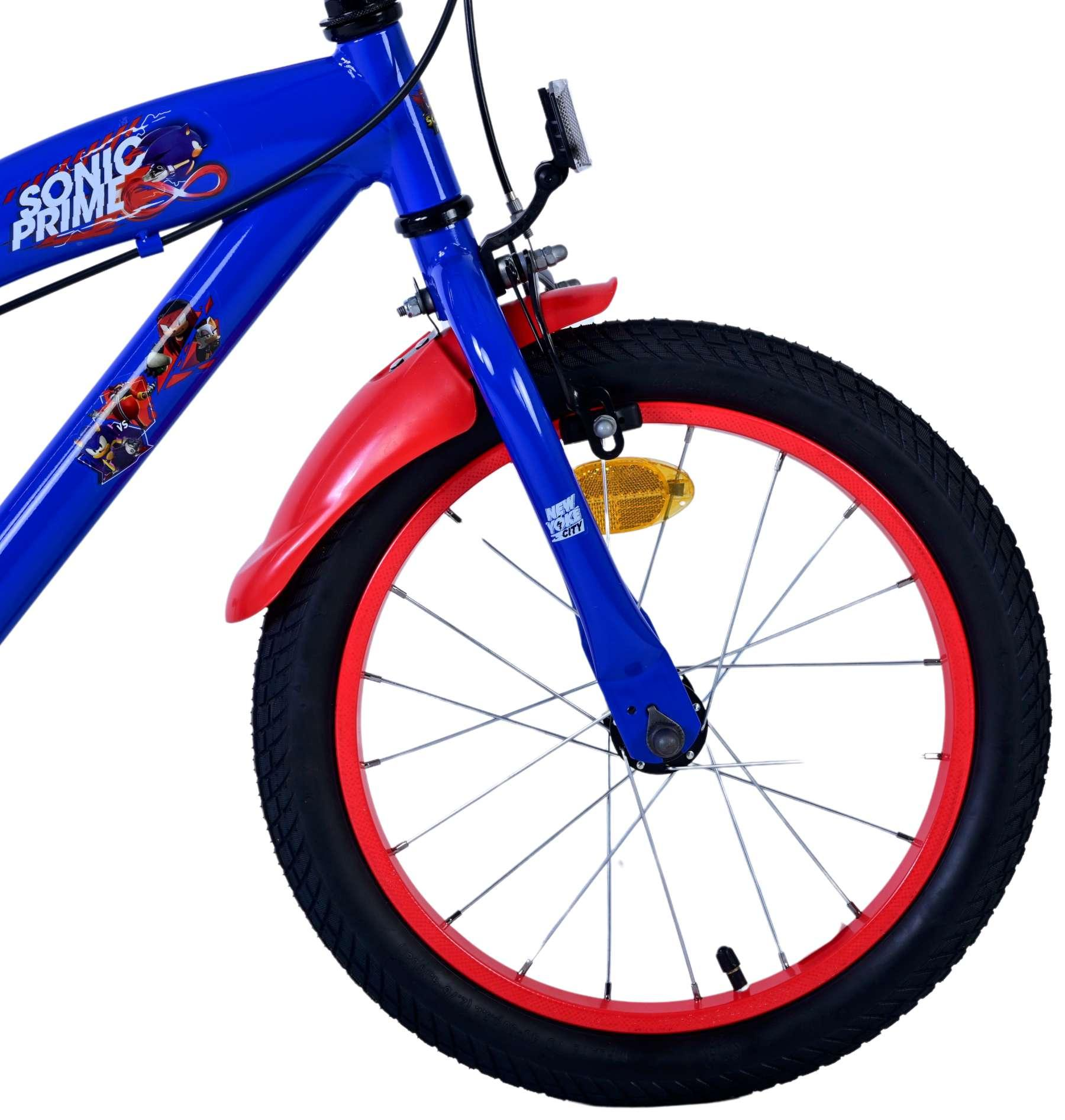 Blaues Fahrrad mit rotem Schutzblech und rotem Felgenrand. Sonic Prime-Aufkleber.