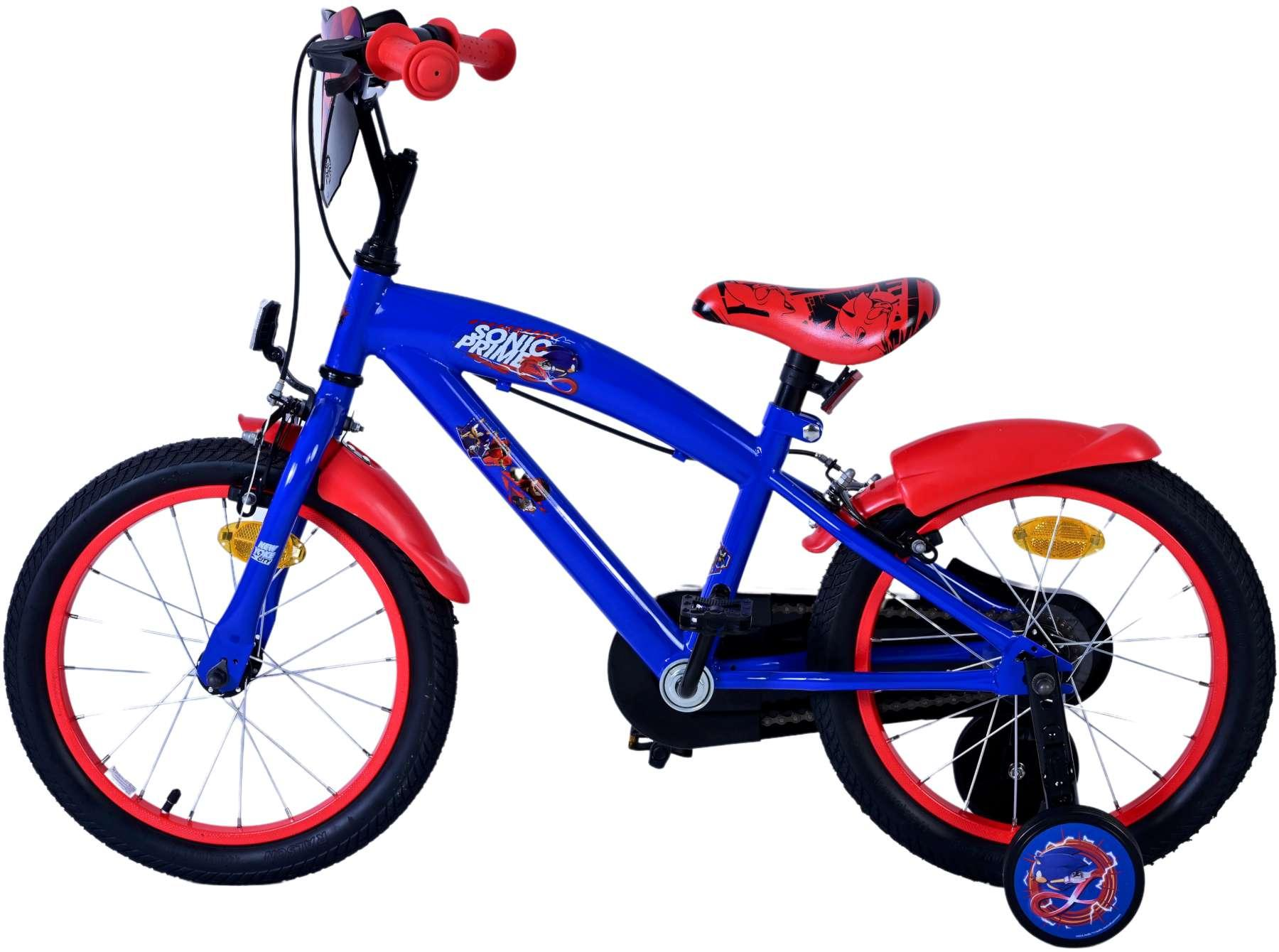Ein blaues Kinderfahrrad mit roten Akzenten und Sonic-Motiven.