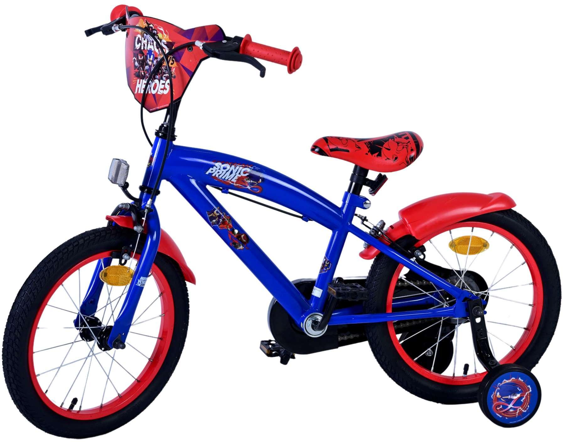 Ein blaues Kinderfahrrad mit roten Akzenten, Sonic-Motiven und Stützrädern.
