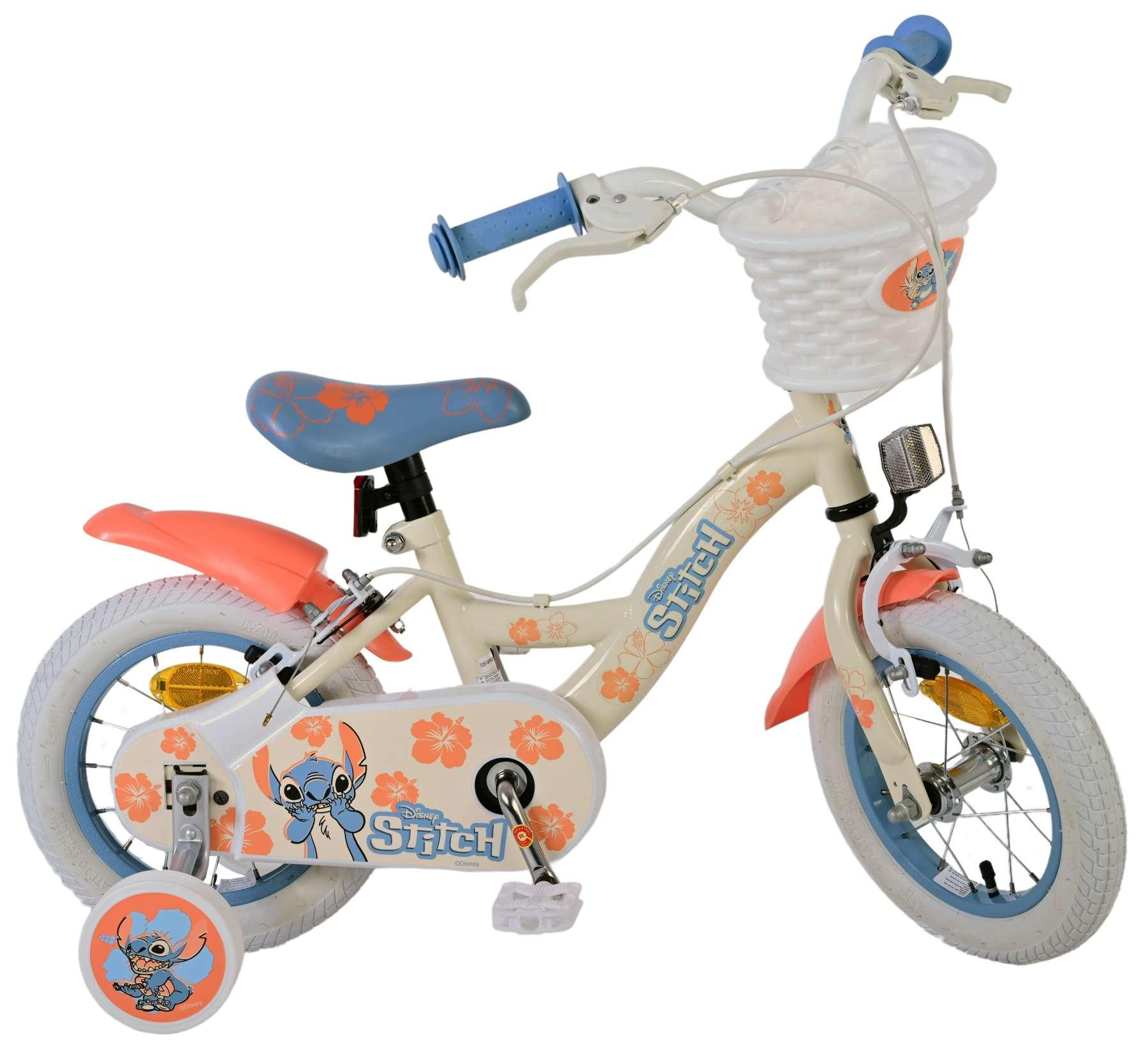 Beige Kinderfahrrad mit Stitch-Motiv, blauen Griffen, rosa Schutzblechen und Korb.