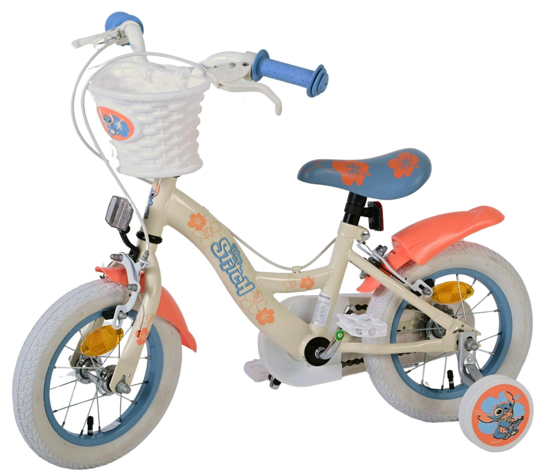 Ein beiger Kinderfahrrad mit blauen Griffen, einem weißen Korb und Stitch-Motiv.