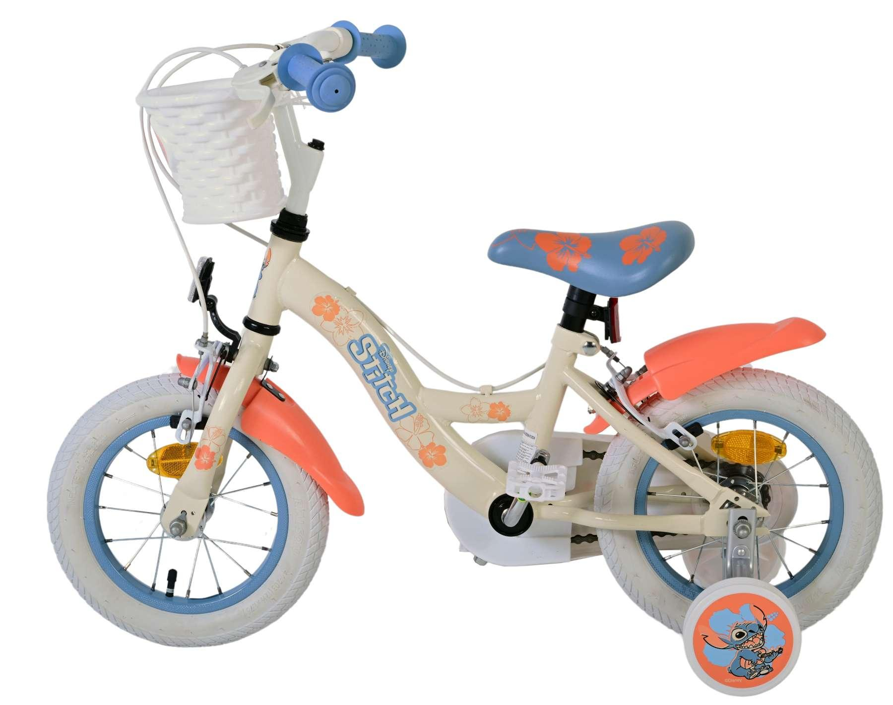 Ein cremefarbenes Kinderfahrrad mit blauen Akzenten, orangefarbenen Schutzblechen und einem Korb.