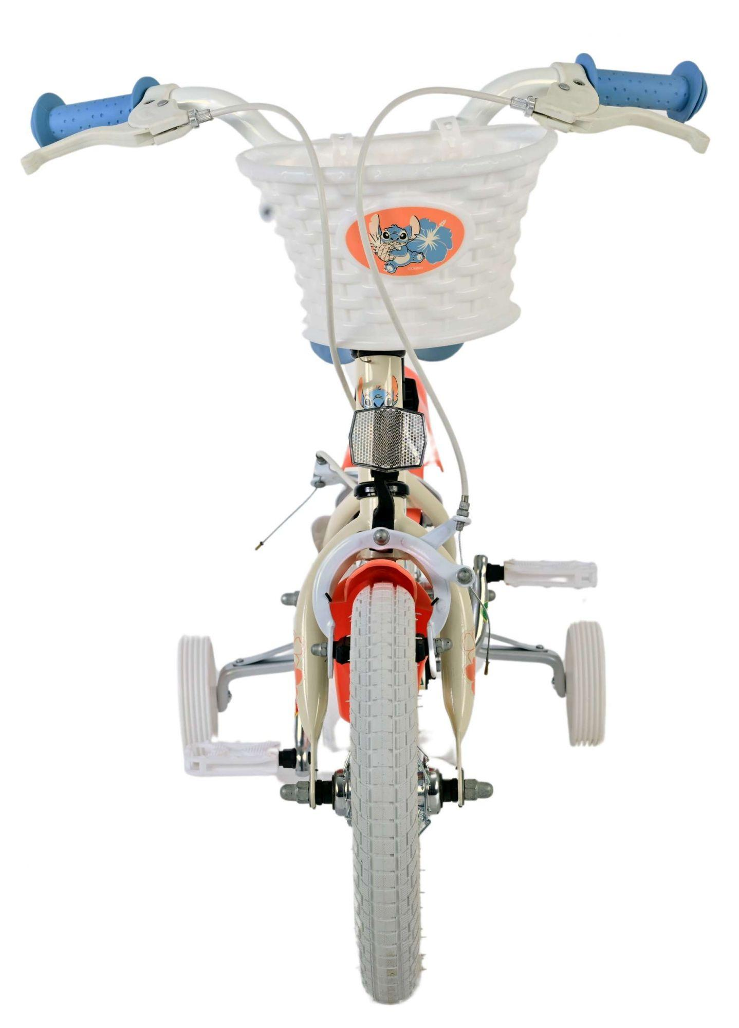 Kinderfahrrad mit Stützrädern, weißem Korb mit Stitch-Motiv und blauen Griffen.