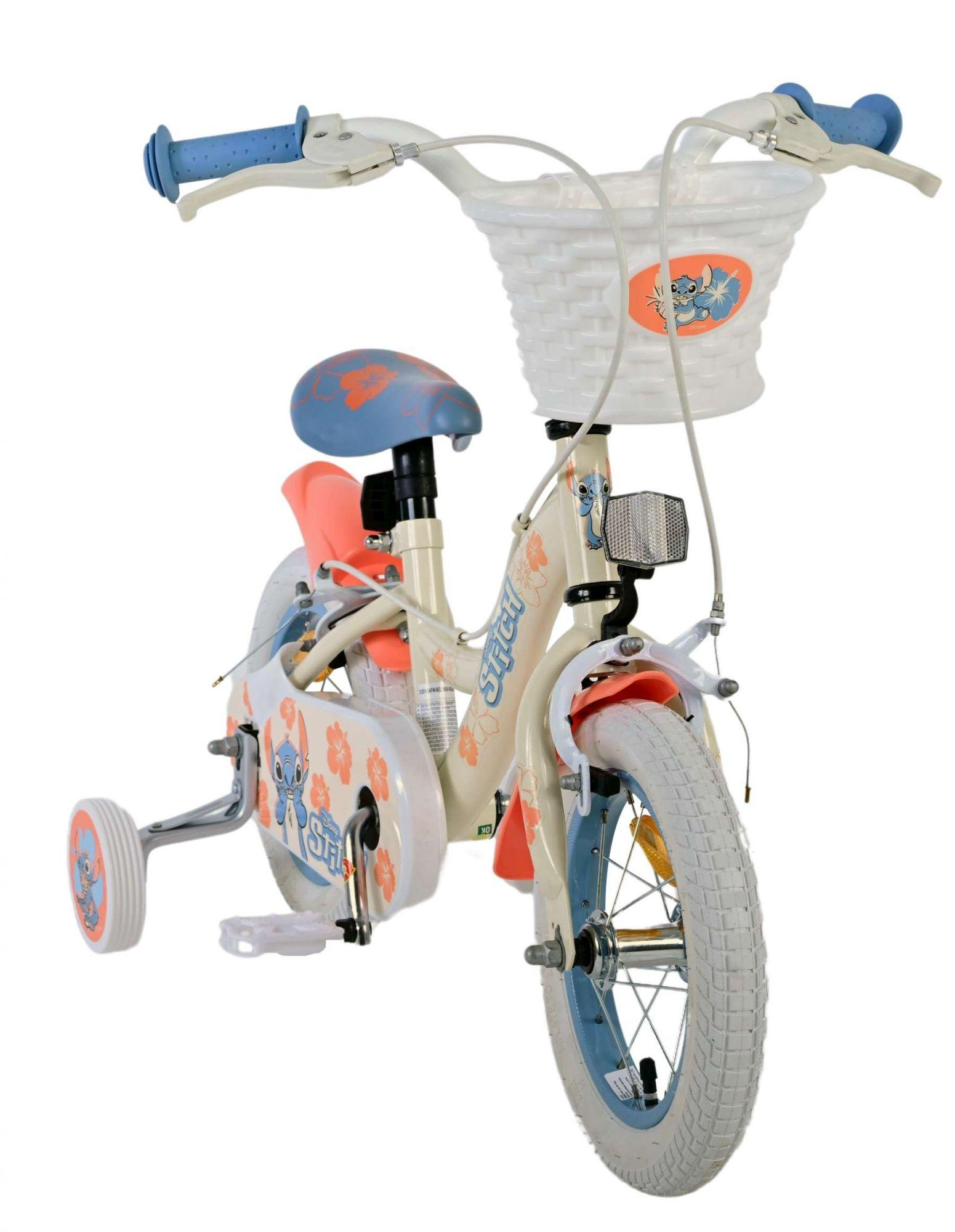 Ein cremefarbener Kinderfahrrad mit blauen Griffen, einem weißen Korb und Stitch-Motiven.