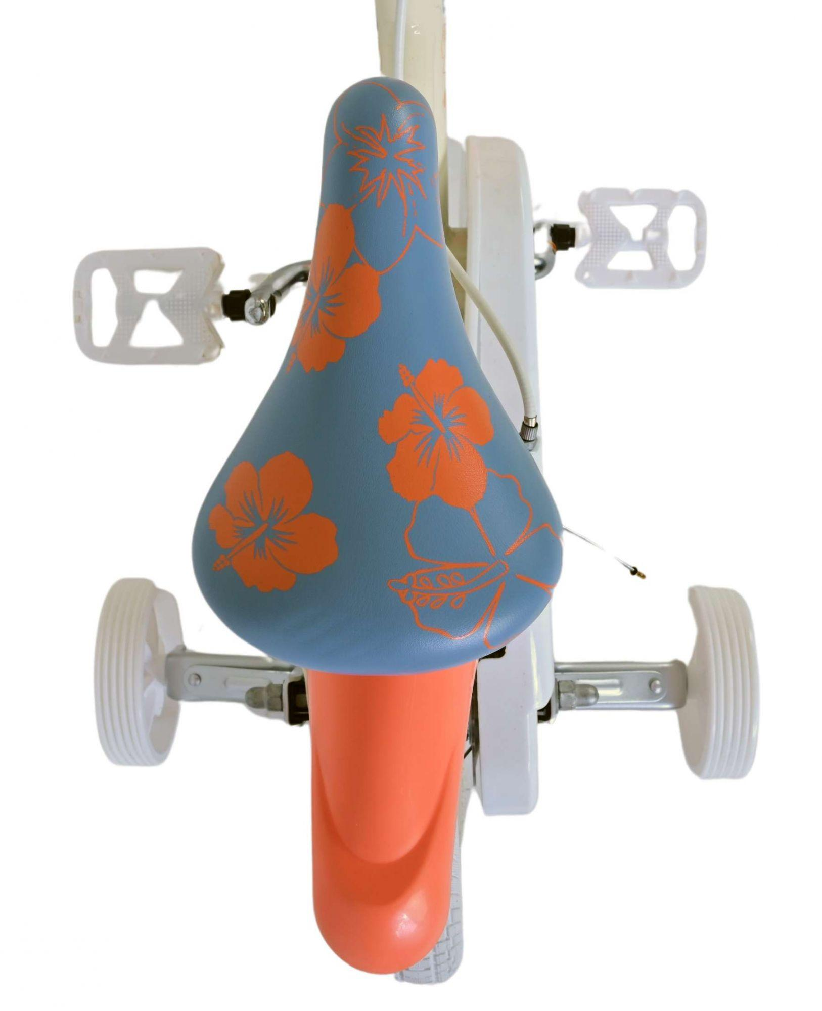 Ein Fahrradsitz mit Hibiskusblumenmuster in Blau und Orange, mit weißen Stützrädern.