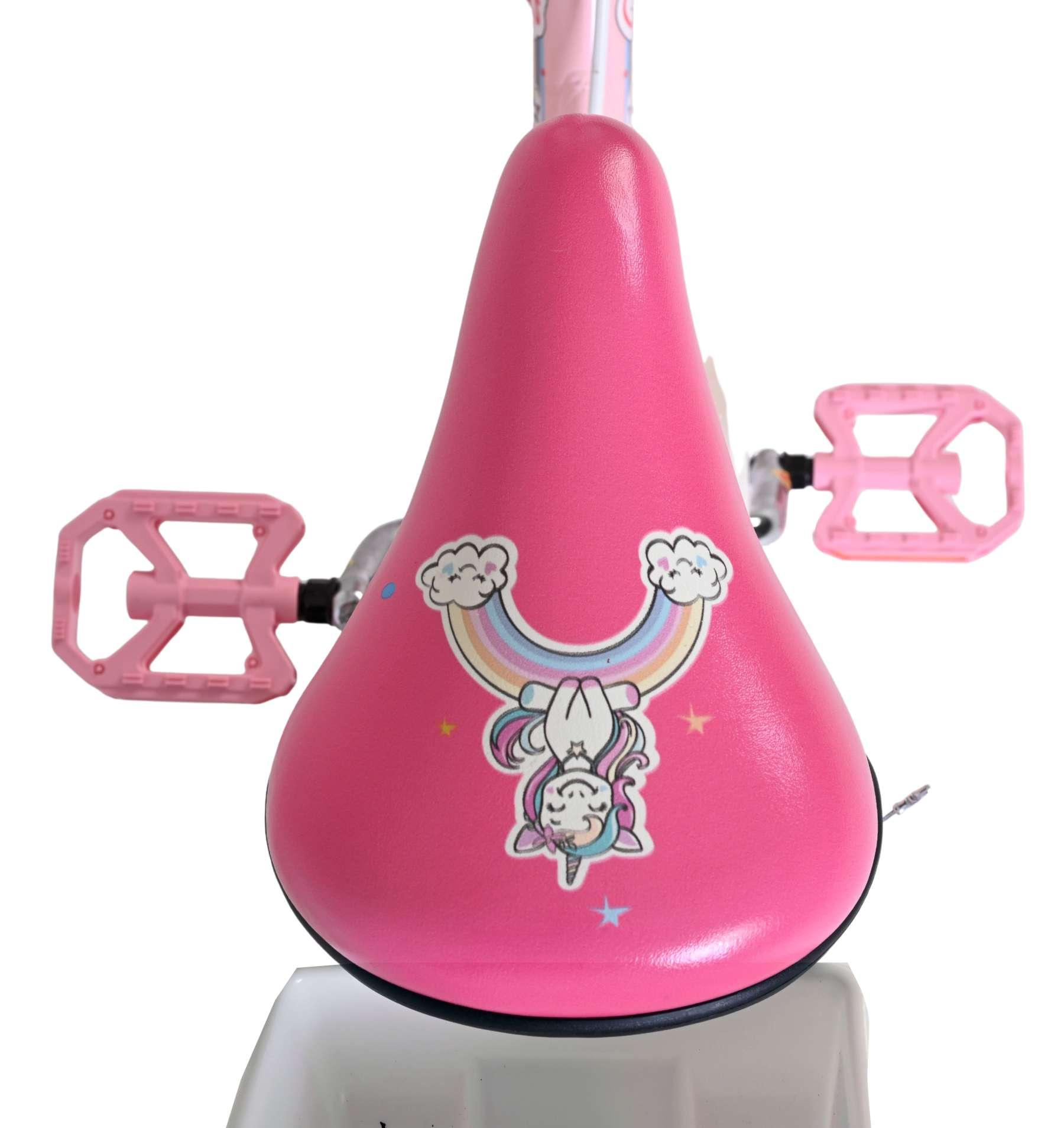 Ein rosafarbenes Fahrrad mit Einhorn-Aufkleber und pinken Pedalen auf weißem Hintergrund.