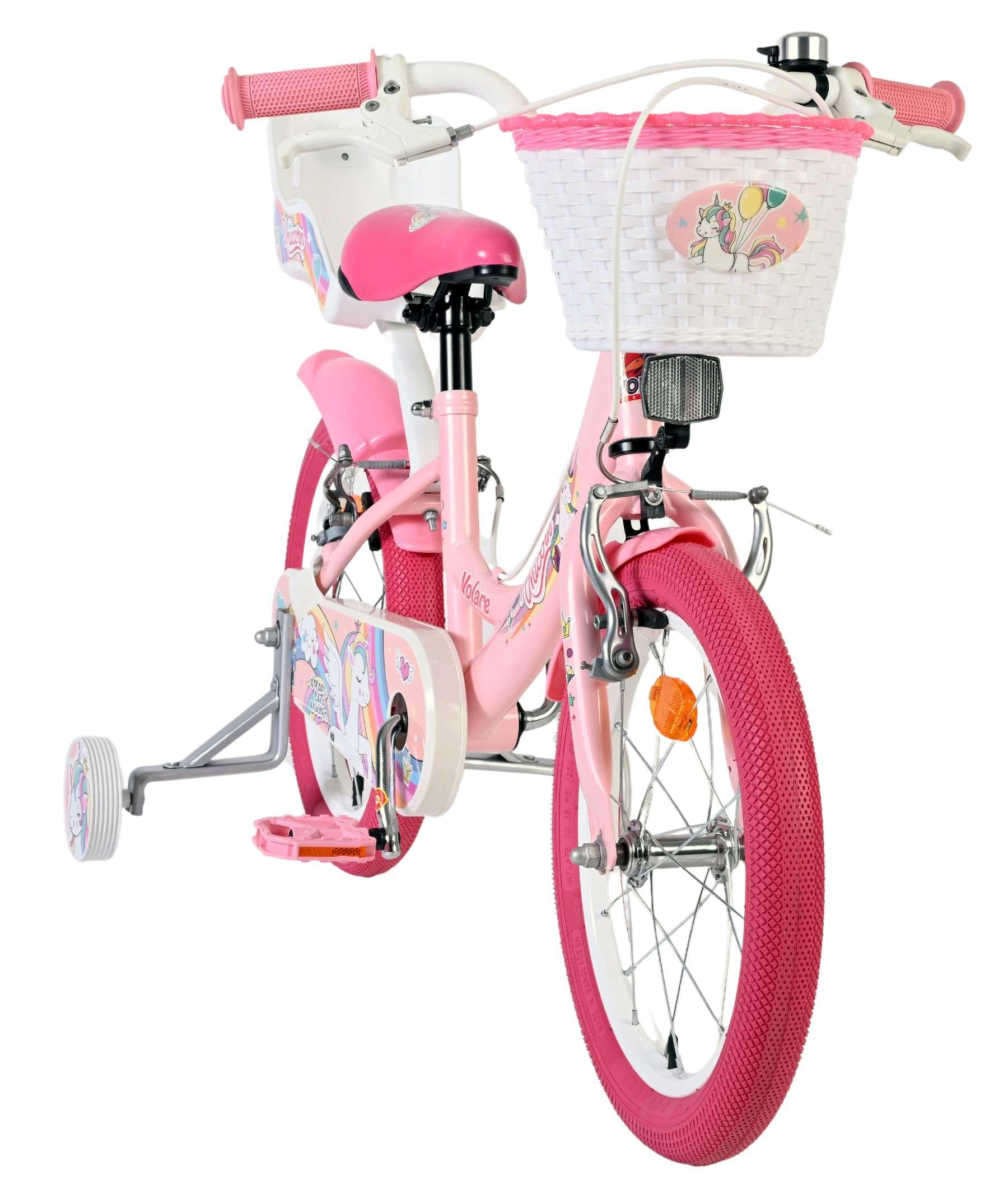 Ein rosa Kinderfahrrad mit Stützrädern, einem weißen Korb und Einhorn-Motiven.