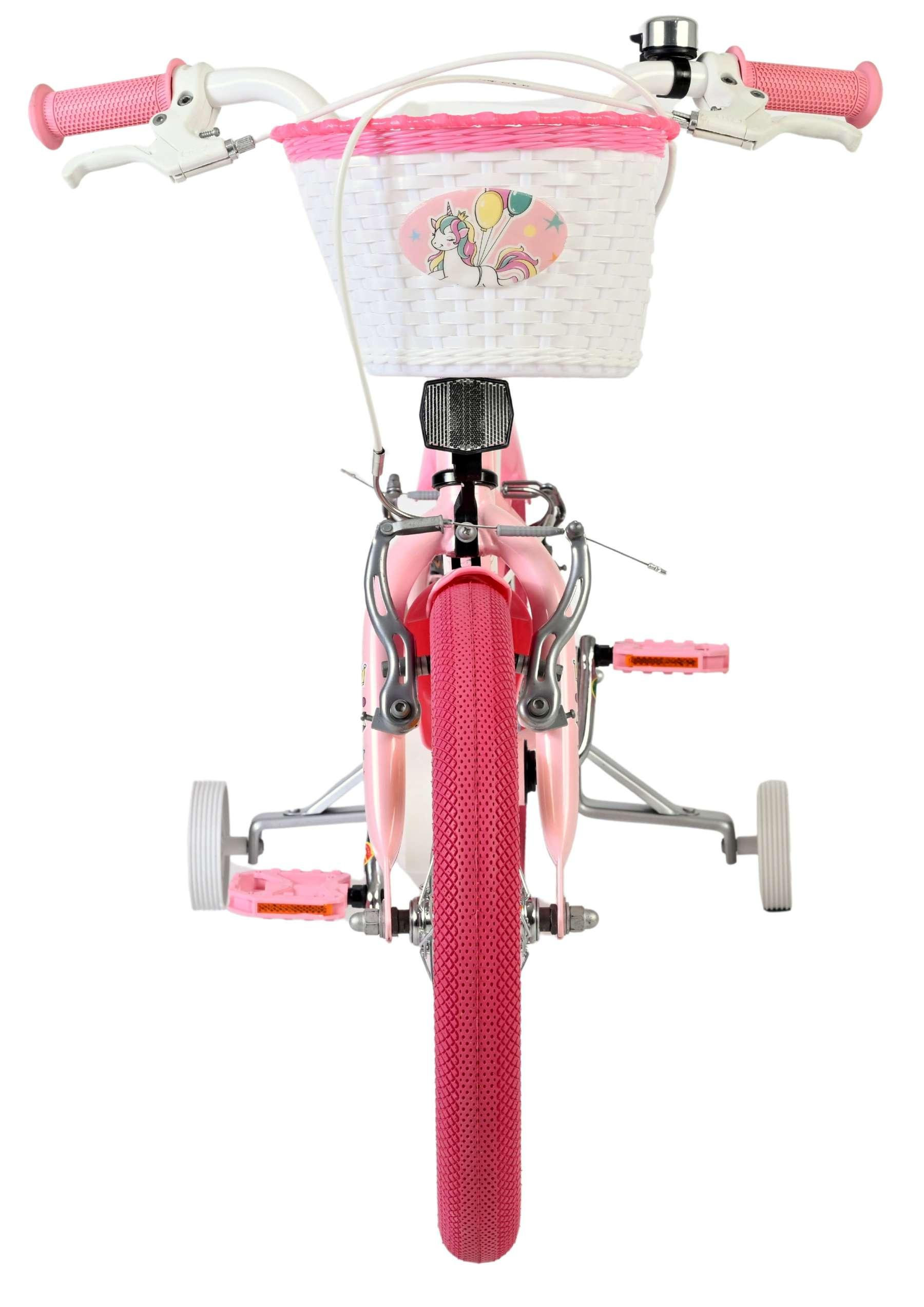 Ein pinkes Kinderfahrrad mit Stützrädern, Korb mit Einhorn und weißem Lenker.