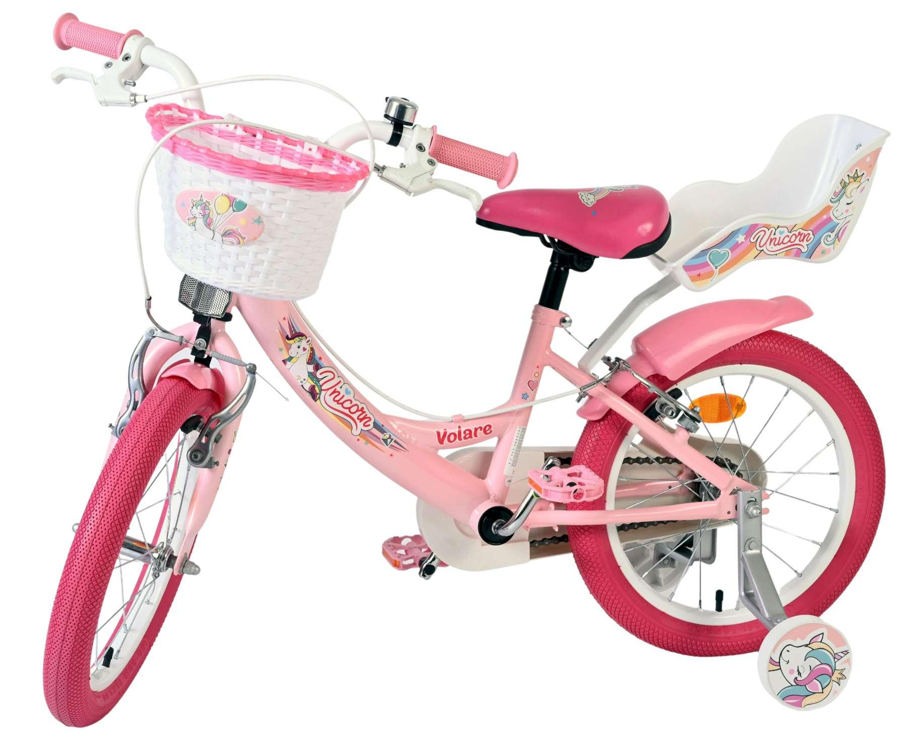 Ein pinkes Fahrrad mit Einhorn-Aufklebern, einem weißen Korb und einem Puppensitz.