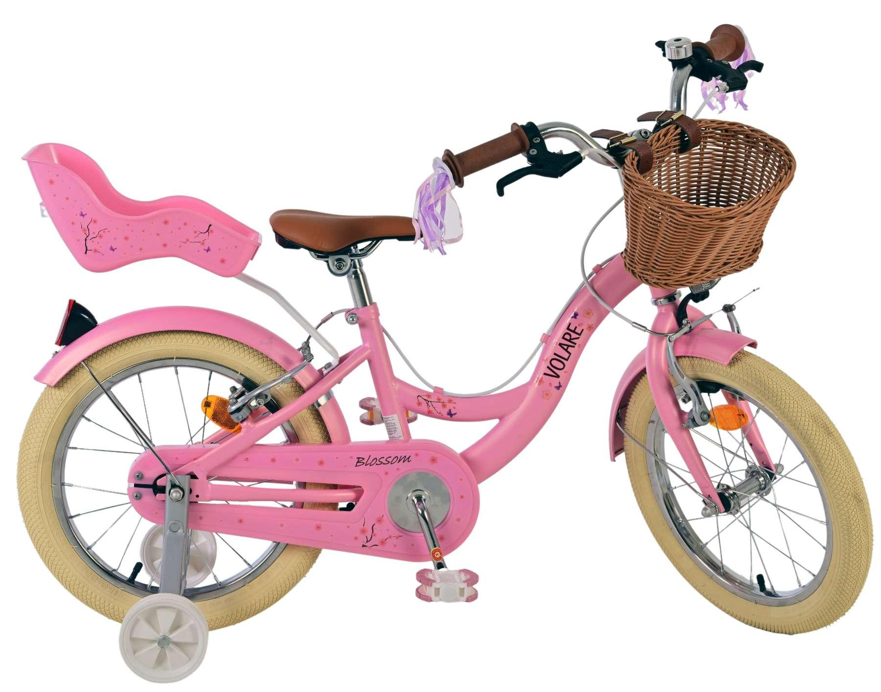 Ein rosa Kinderfahrrad mit Stützrädern, einem Korb und einem Kindersitz.