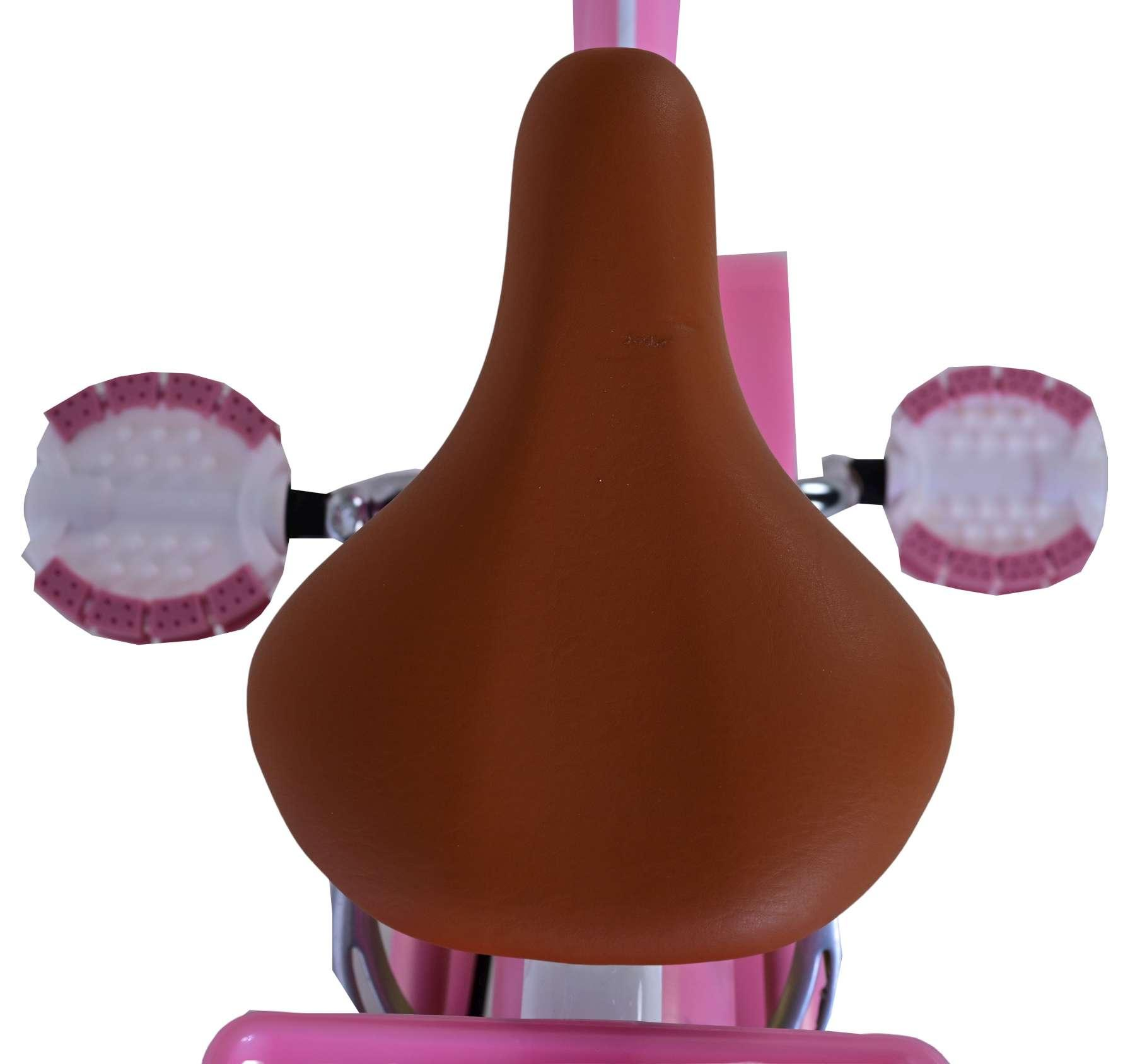 Brauner Fahrradsitz mit rosa Pedalen und Metallstreben auf weißem Hintergrund.