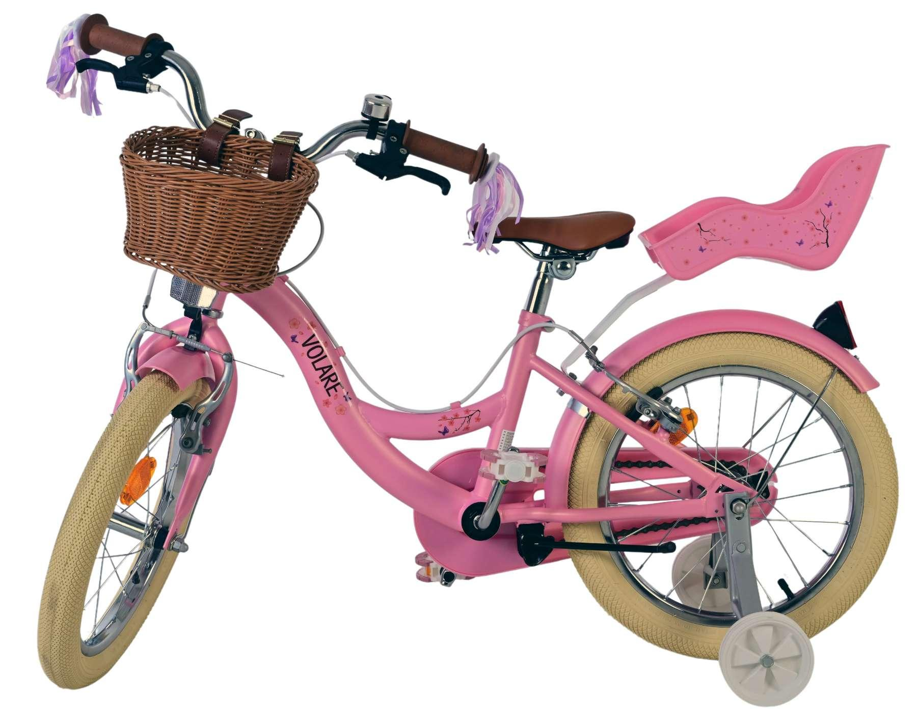 Ein pinkes Kinderfahrrad mit Lenkerkorb, braunem Sattel, Kindersitz und Stützrädern.