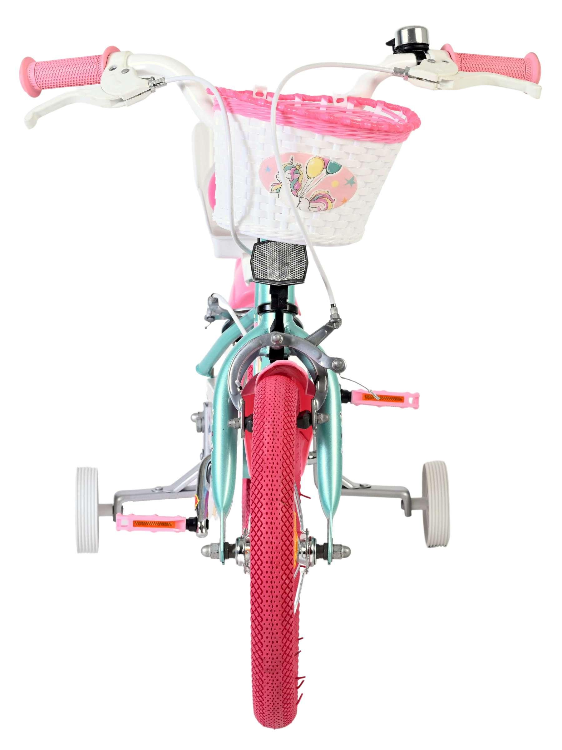 Ein türkisfarbenes Kinderfahrrad mit rosa Akzenten, Stützrädern und einem Korb.