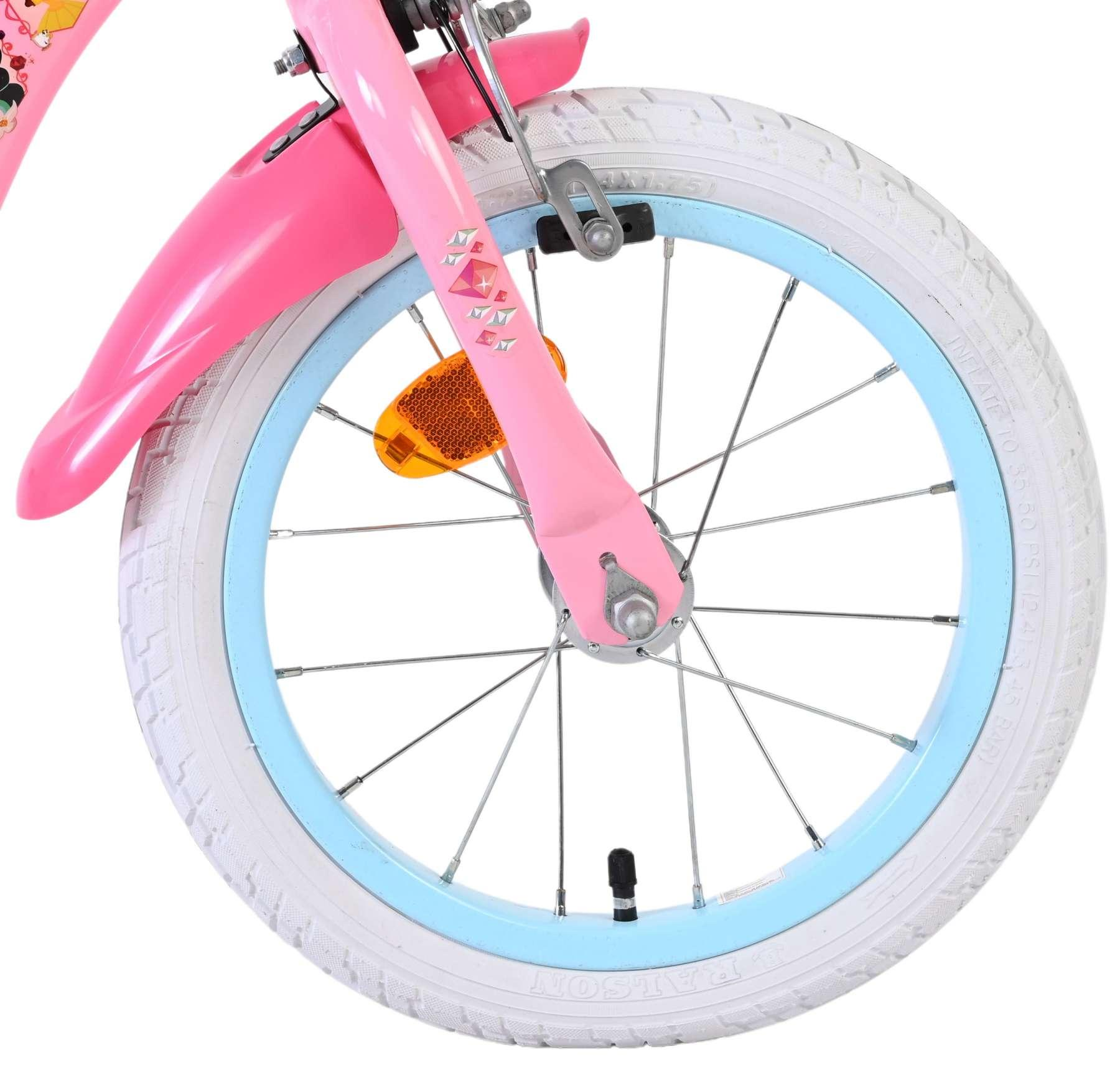 Rosa Fahrrad Vorderrad mit weißem Reifen, blauem Felge und silbernen Speichen.