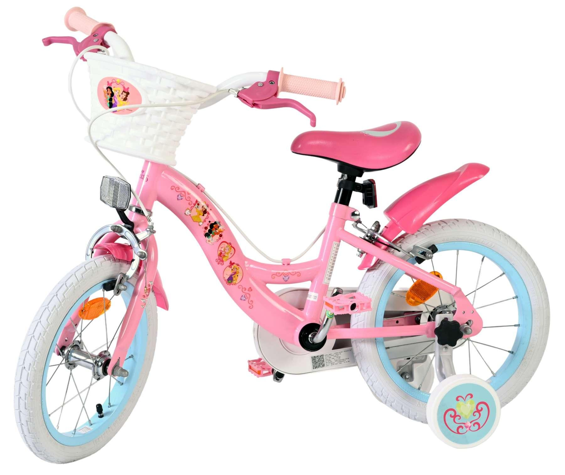 Ein rosa Kinderfahrrad mit Stützrädern, einem weißen Korb und Prinzessinnen-Aufklebern.