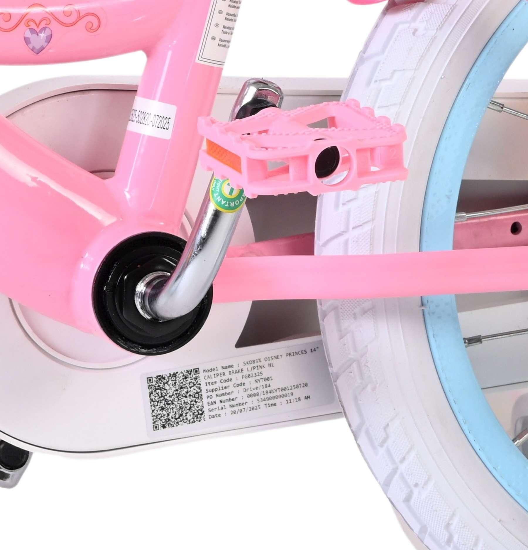 Nahaufnahme eines rosafarbenen Kinderfahrrads mit weißem Reifen und blauem Felgenband.