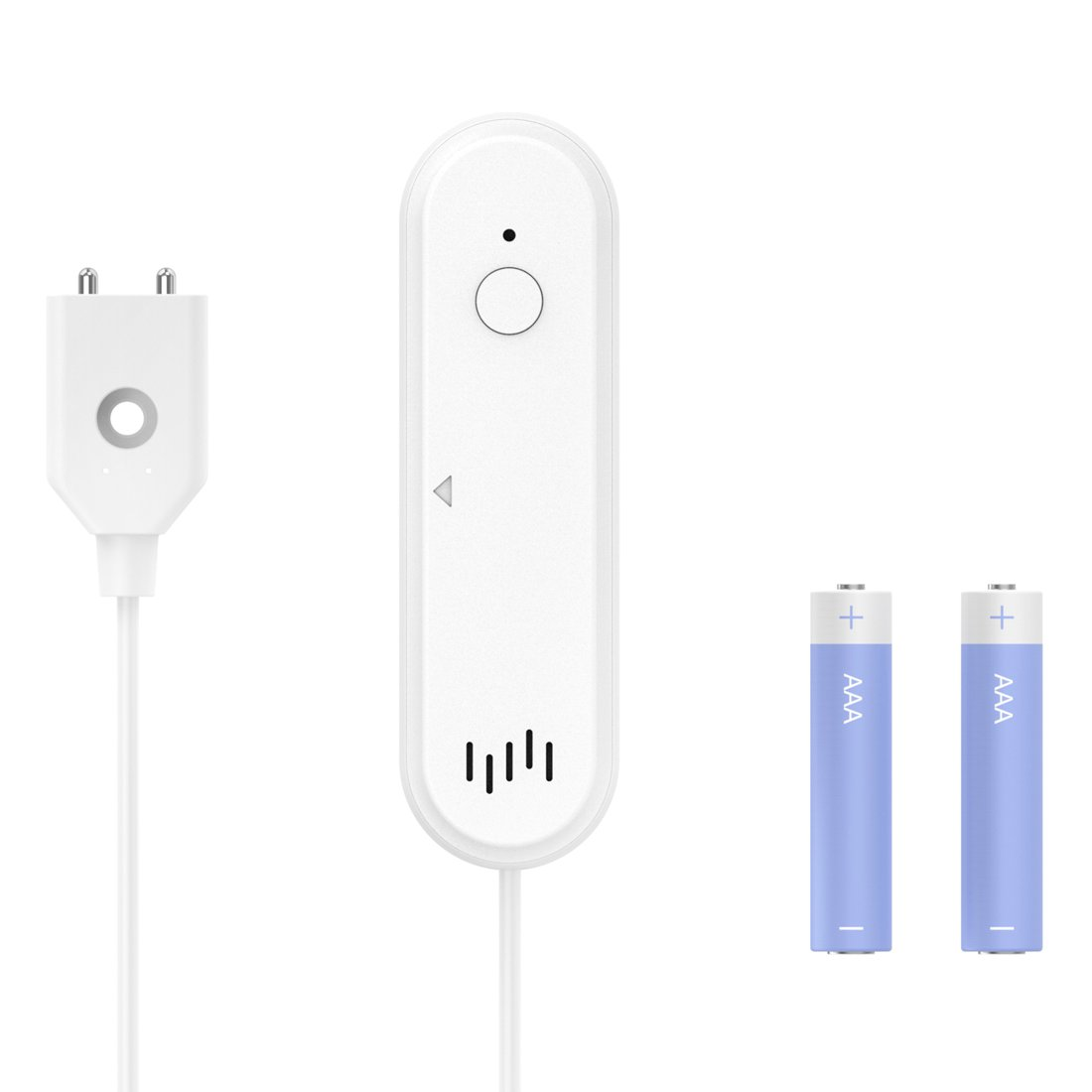 Una spina bianca, un dispositivo bianco e due batterie AAA su sfondo bianco.
