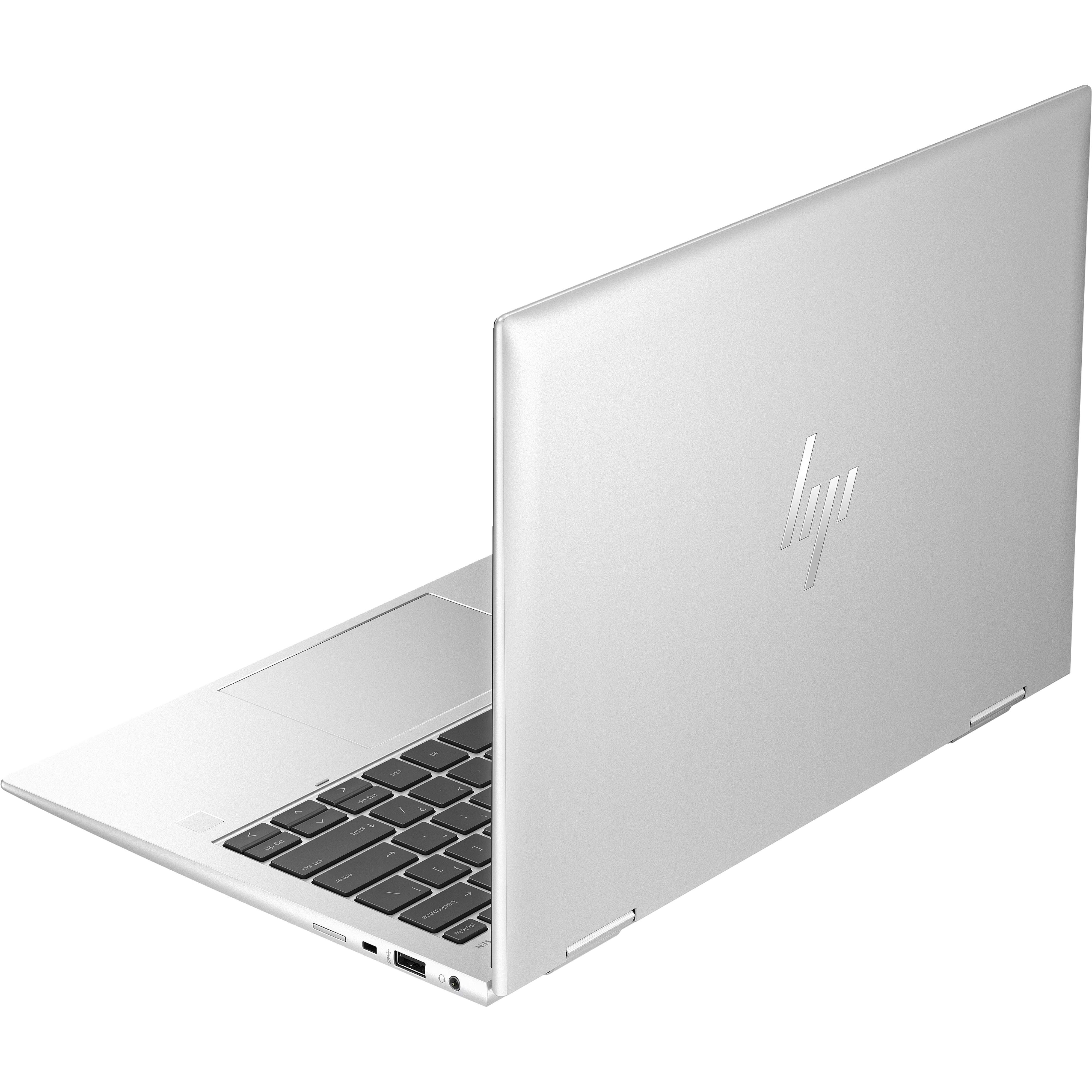 Een zilveren HP laptop is open op witte achtergrond, met toetsenbord en logo.