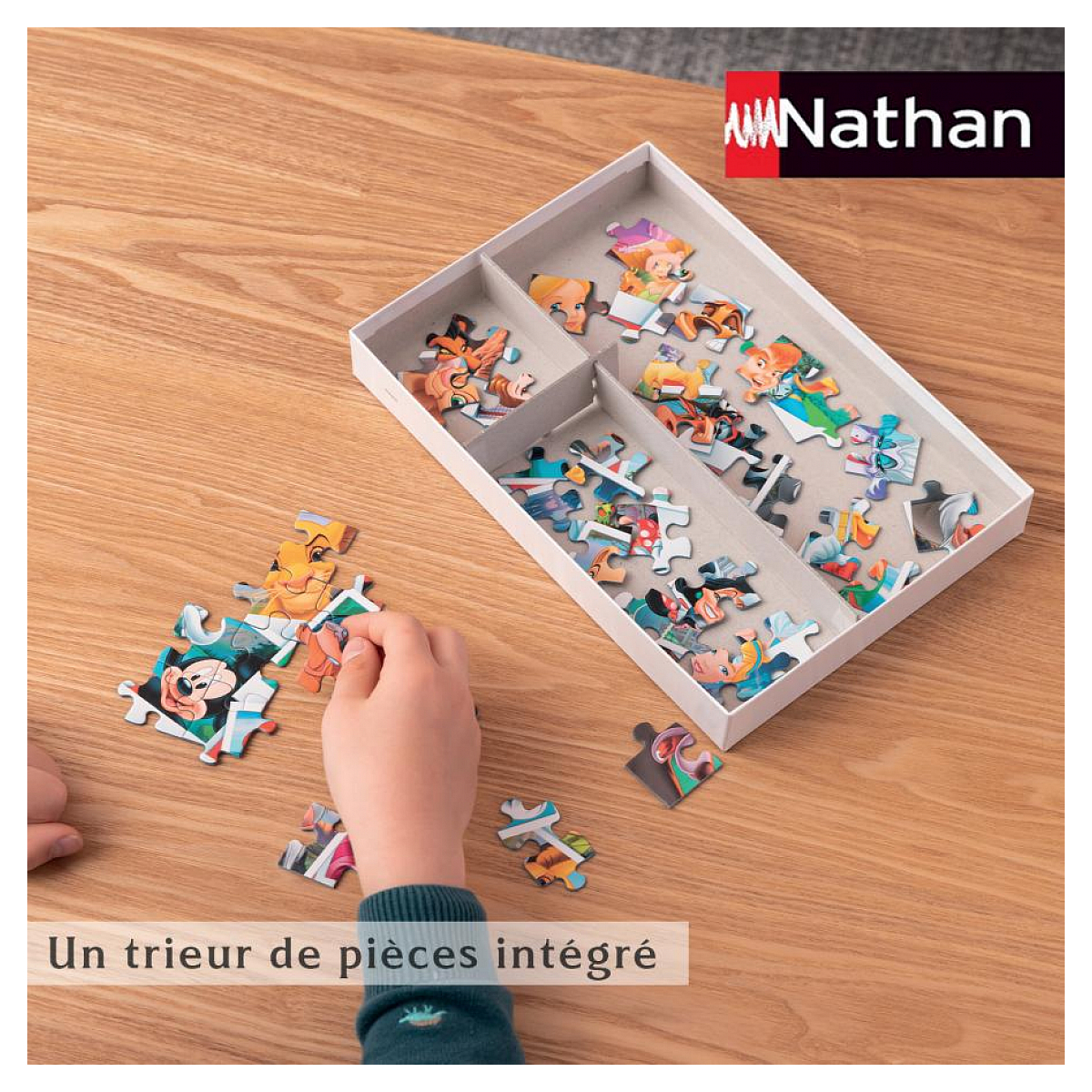 Ein Kind legt Puzzleteile mit Micky Maus und Simba in eine Schublade.