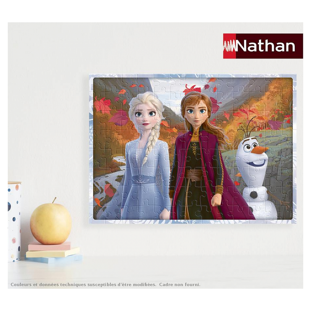 Elsa, Anna und Olaf aus Frozen stehen zusammen in einem herbstlichen Wald.