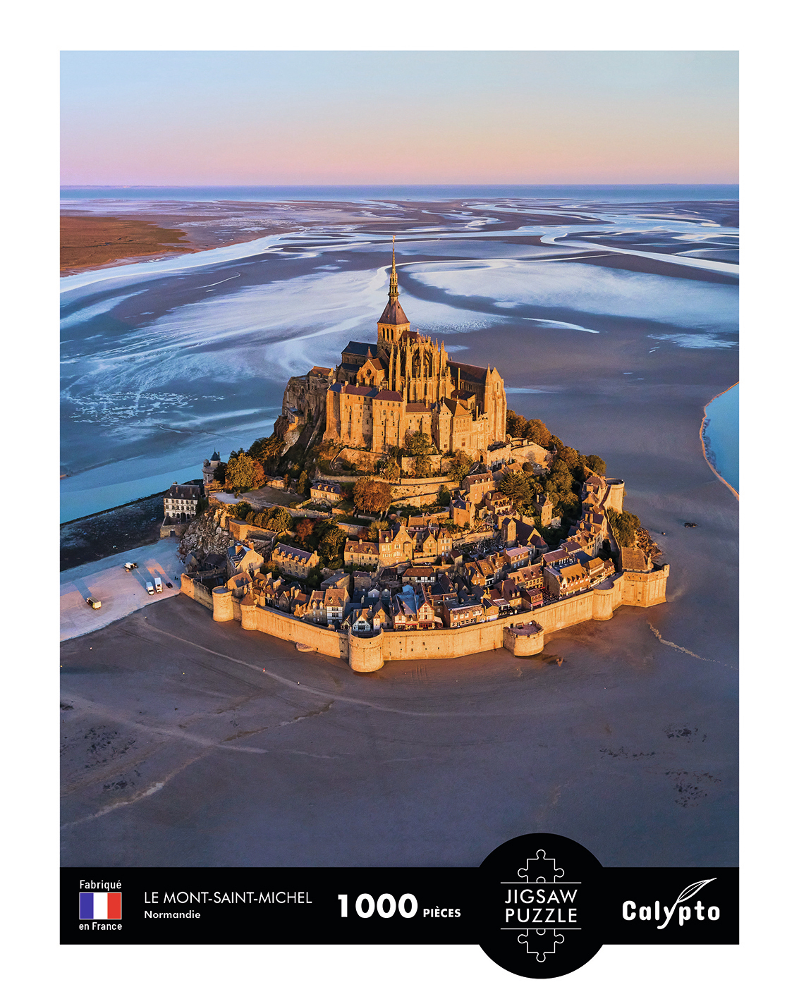 Mont Saint-Michel, eine Abtei auf einer Insel, mit Gezeiten und Sonnenuntergang.