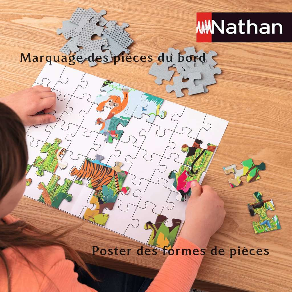 Kind spielt mit einem Puzzle mit Tiermotiven auf einem Holztisch.