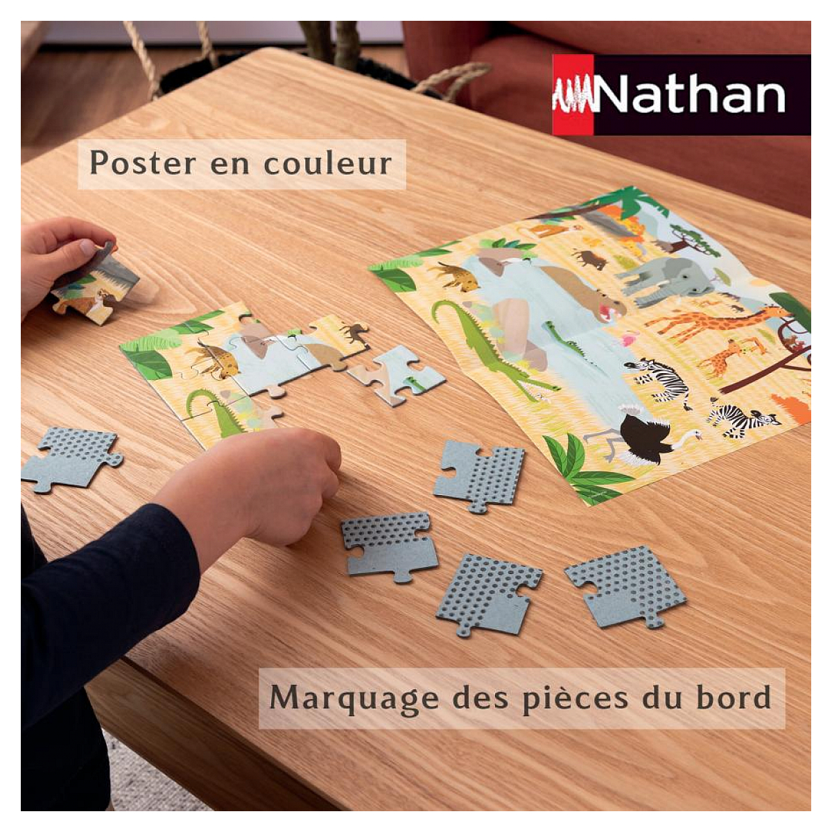 Ein Kind legt ein Puzzle mit Tieren und Dinosauriern auf einem Holztisch.