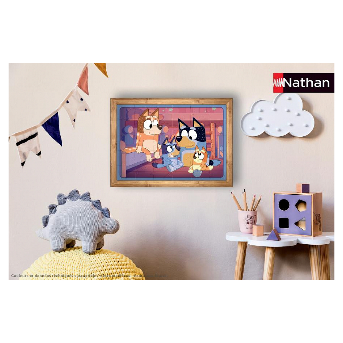 Die Bluey-Familie sitzt auf einer Bank in einem Raum mit Holzboden.