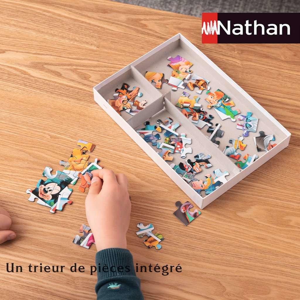 Ein Kind sortiert Puzzleteile mit Disney-Figuren in einem Fach. Nathan-Logo.