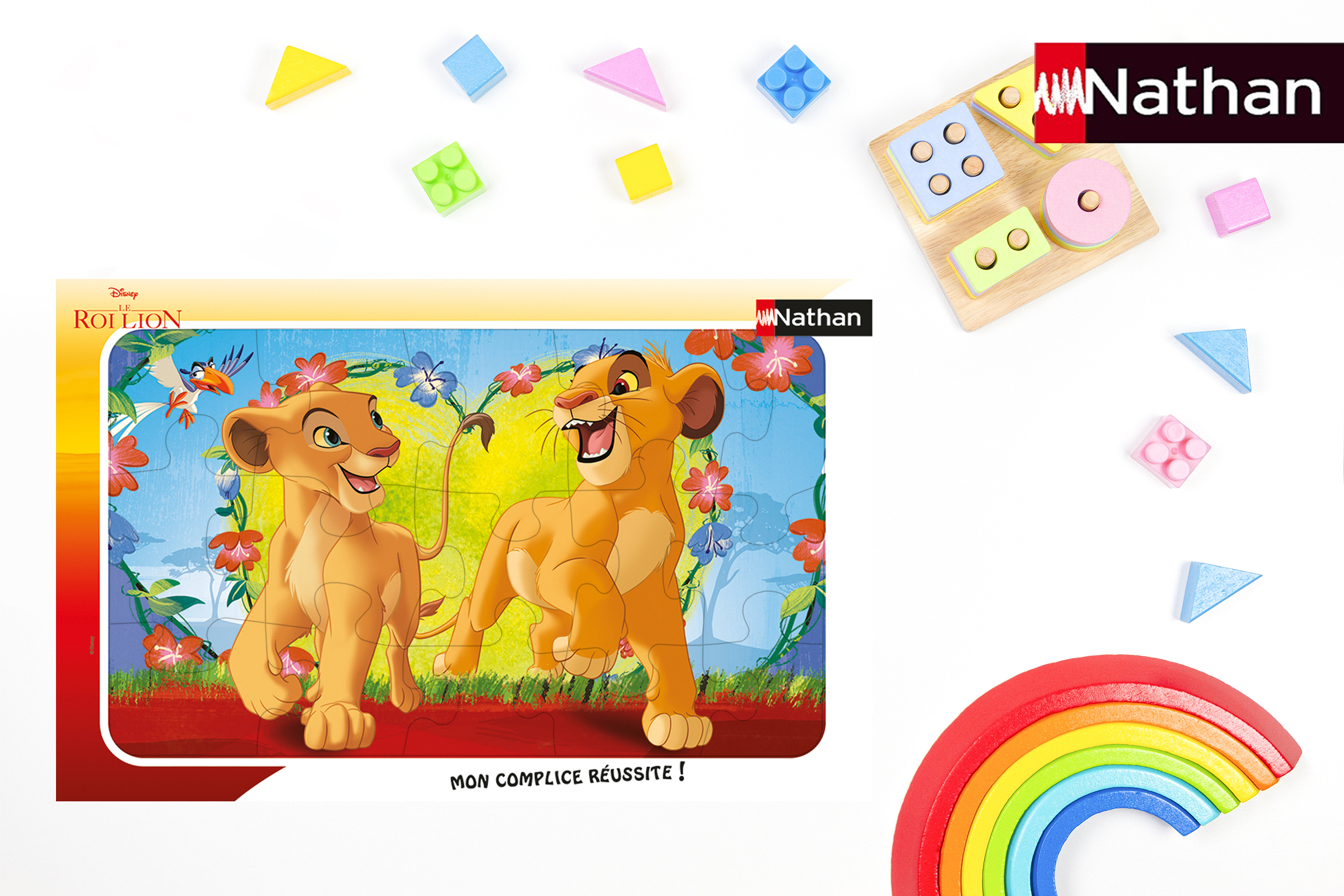 Eine Löwenfamilie aus dem König der Löwen spielt mit bunten Holzspielzeugen.