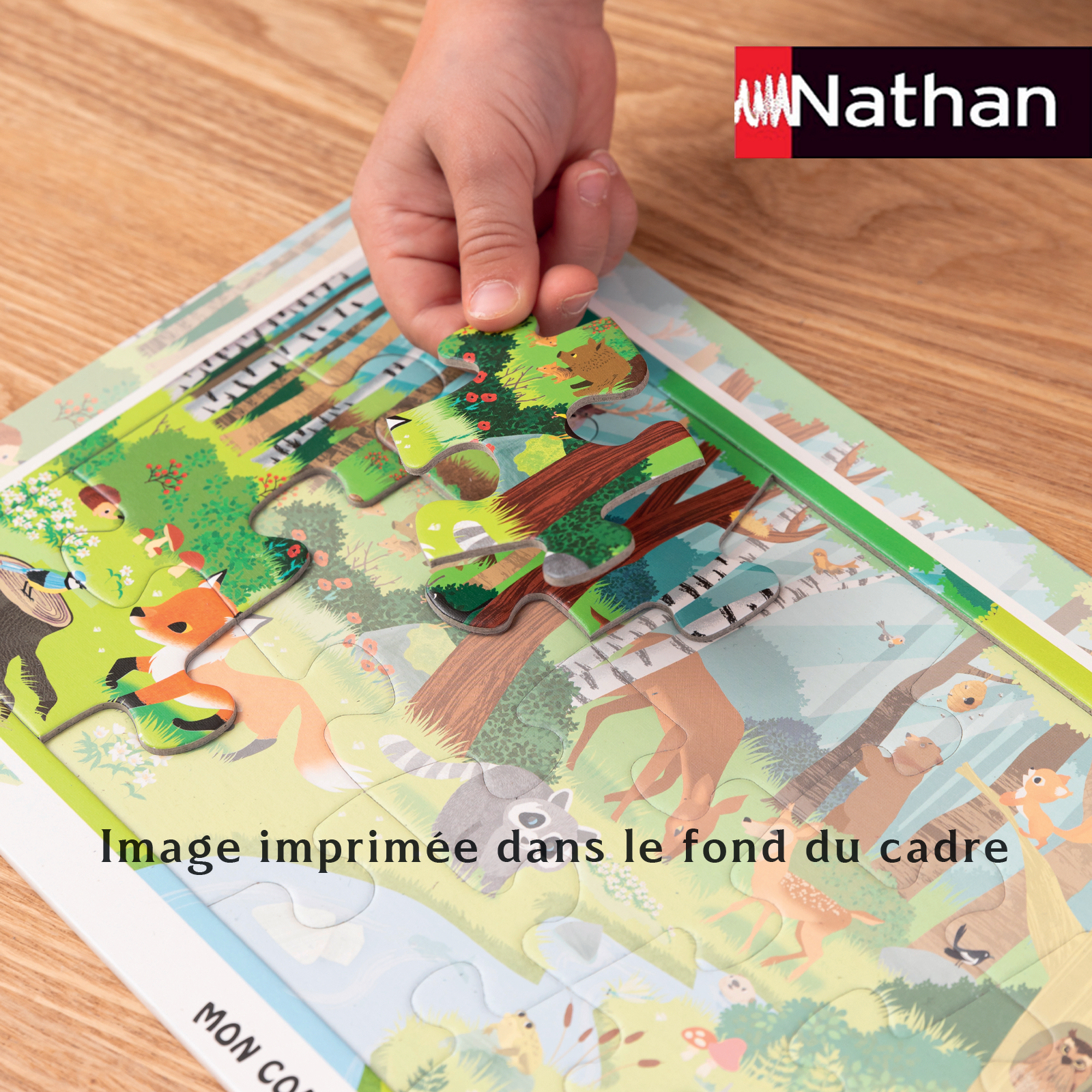 Kind legt Puzzleteil mit Eichhörnchen und Baum in eine Waldszene mit Fuchs.