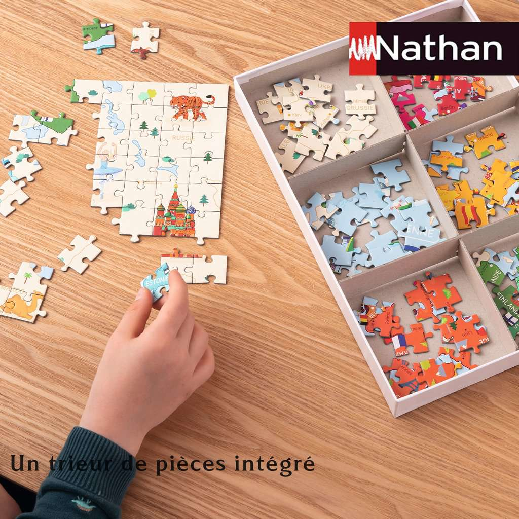 Ein Kind legt Puzzleteile mit Länderkarten auf einen Holztisch. Ein Organizer ist daneben.