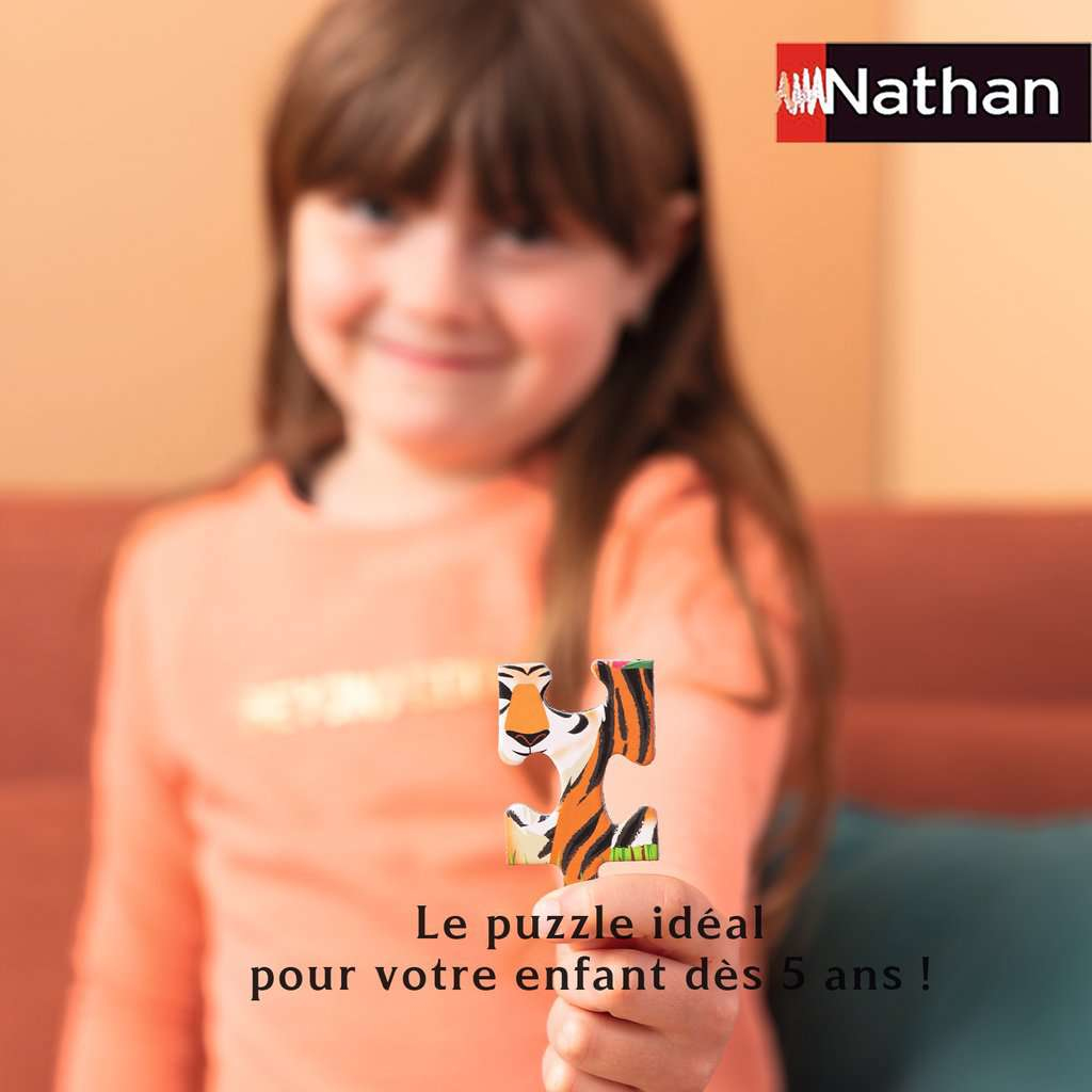Ein Mädchen hält ein Tigermotiv-Puzzleteil vor sich. Nathan Logo oben rechts.
