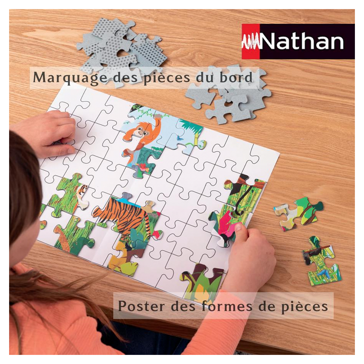 Kind spielt Puzzle mit Tieren. Puzzleteile liegen herum.