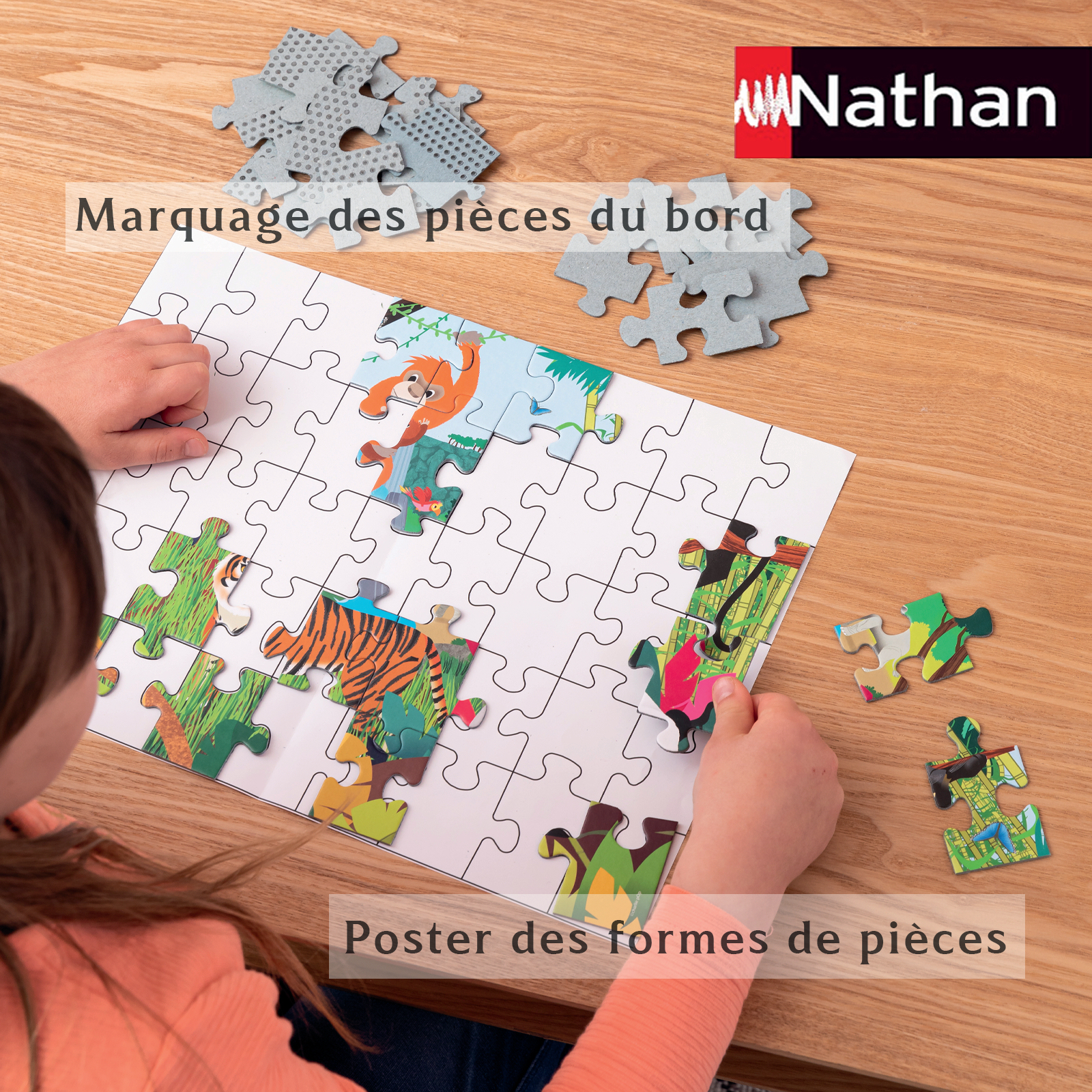 Ein Kind setzt Puzzleteile mit Tieren und Pflanzen zusammen.