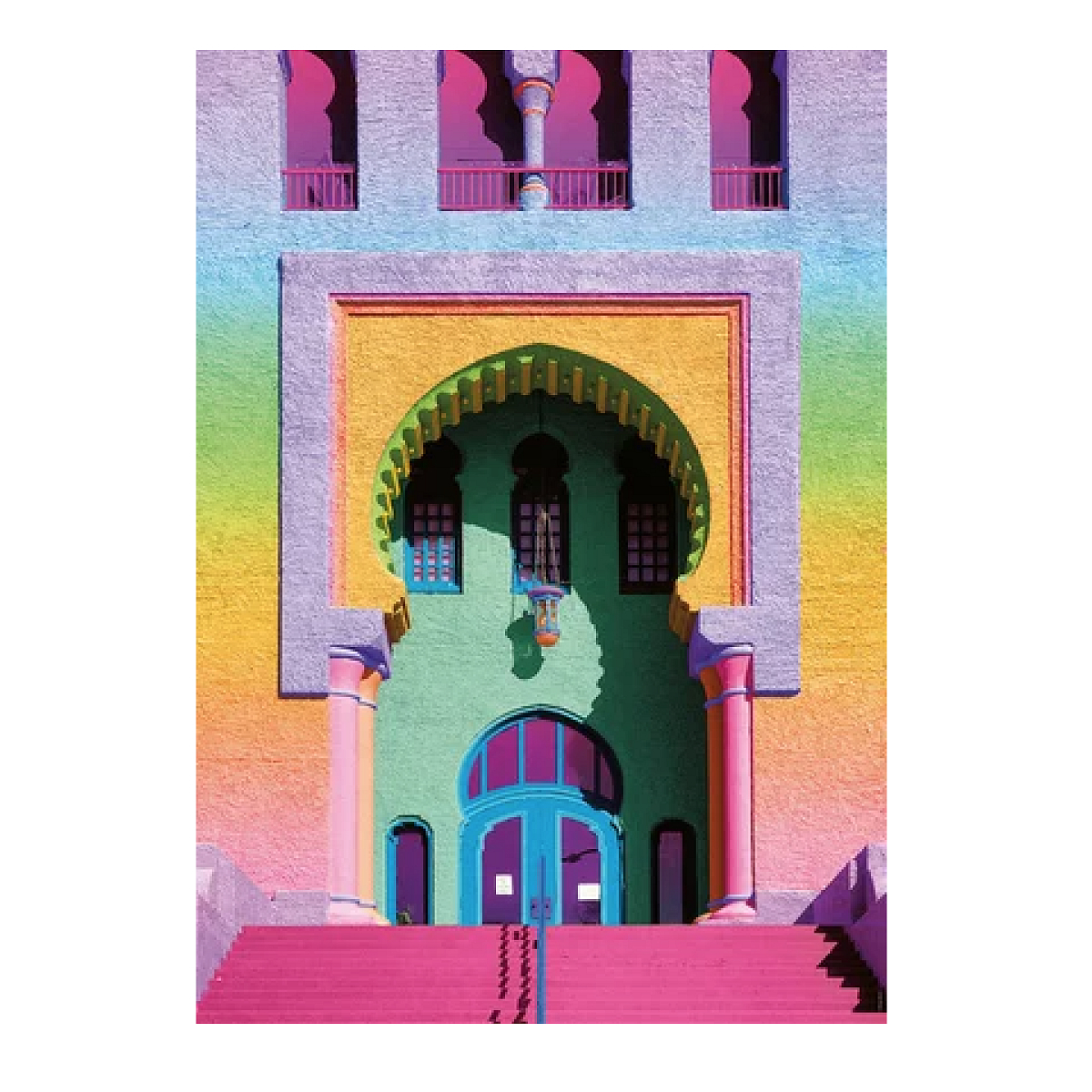 Bunte Fassade mit geschwungenen Bögen, Fenstern und einer Treppe.