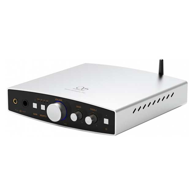 Un amplificador de audio plateado con perillas y una antena.