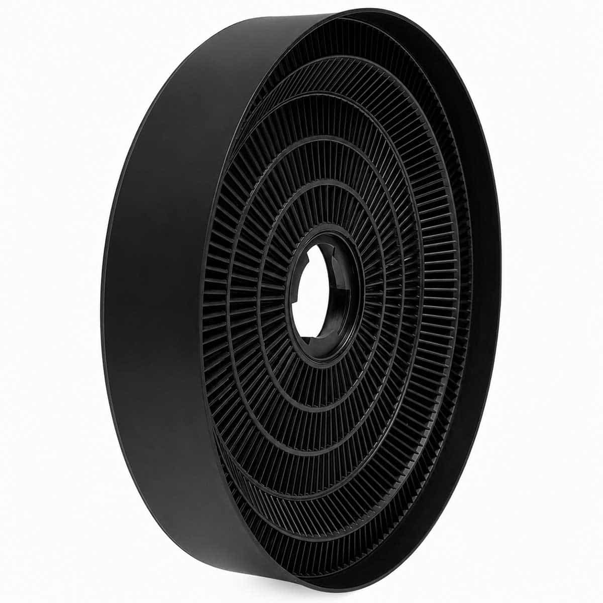 Schwarzer Aktivkohlefilter mit kreisförmigem Gitter und zentralem Loch.