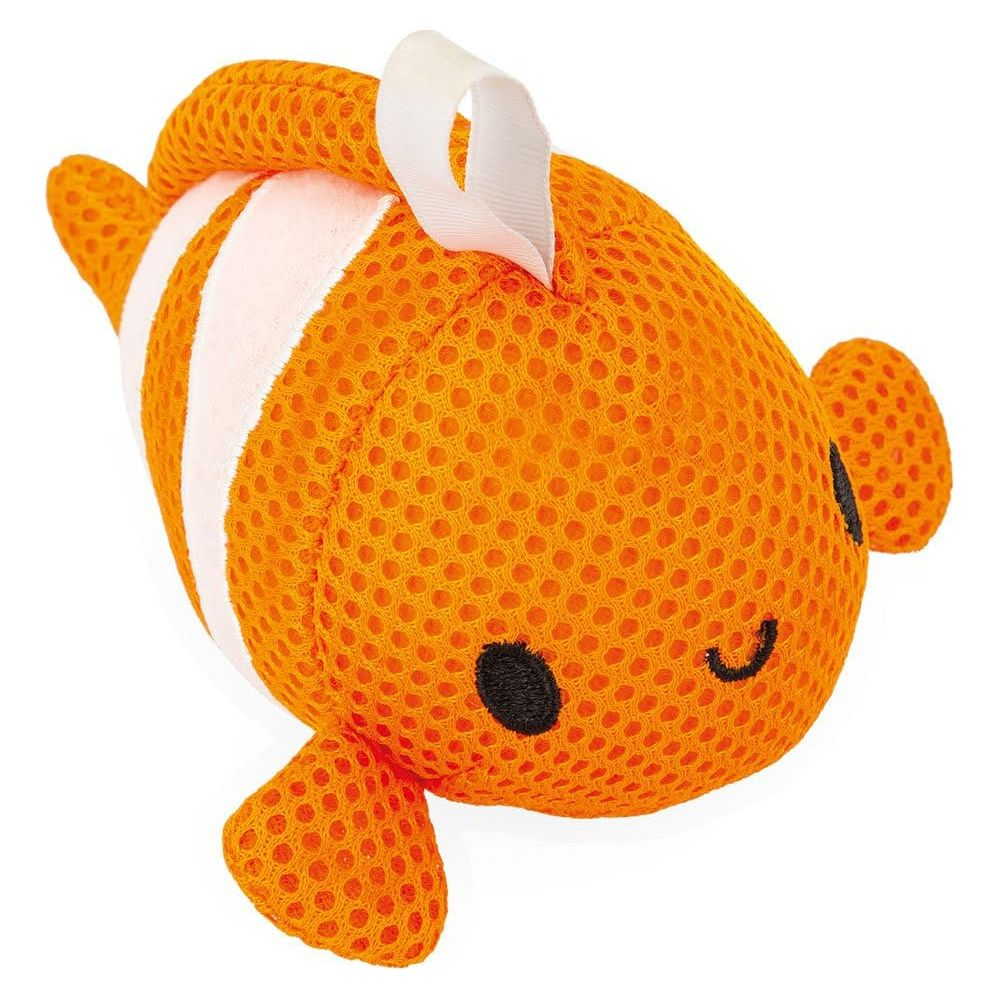 Ein orangefarbener Clownfisch-Schwamm mit weißen Streifen und schwarzem Gesicht.