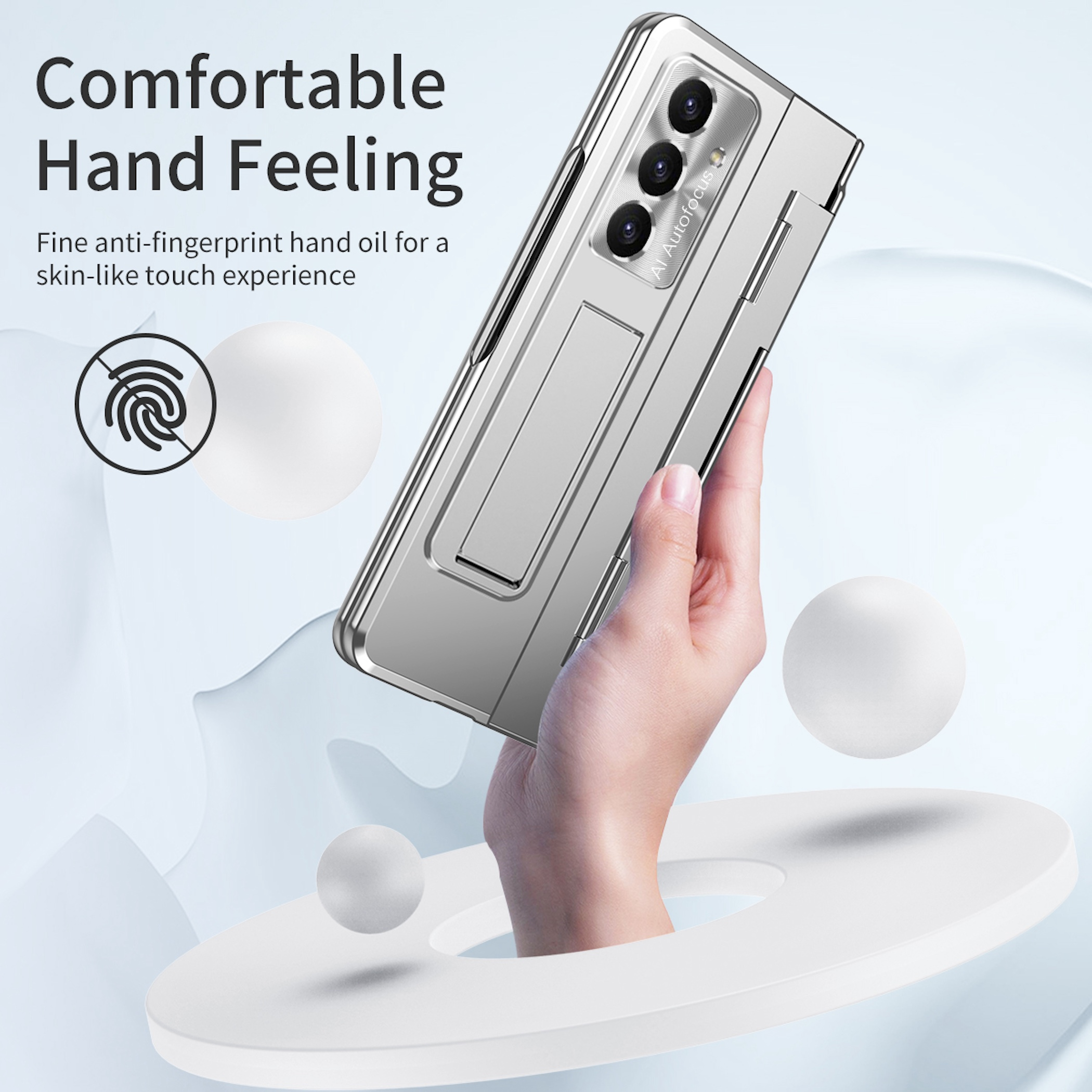 Eine Hand hält ein silbernes Handy mit drei Kameras und Ständer.