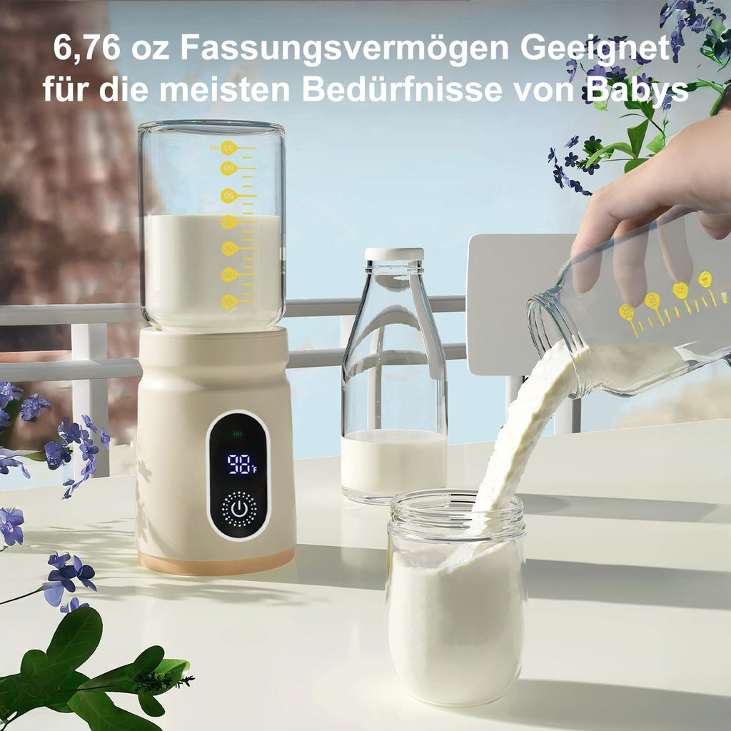 Milchpulver wird aus einer Flasche in ein Glas gegossen. Ein Babyflaschenwärmer steht daneben.