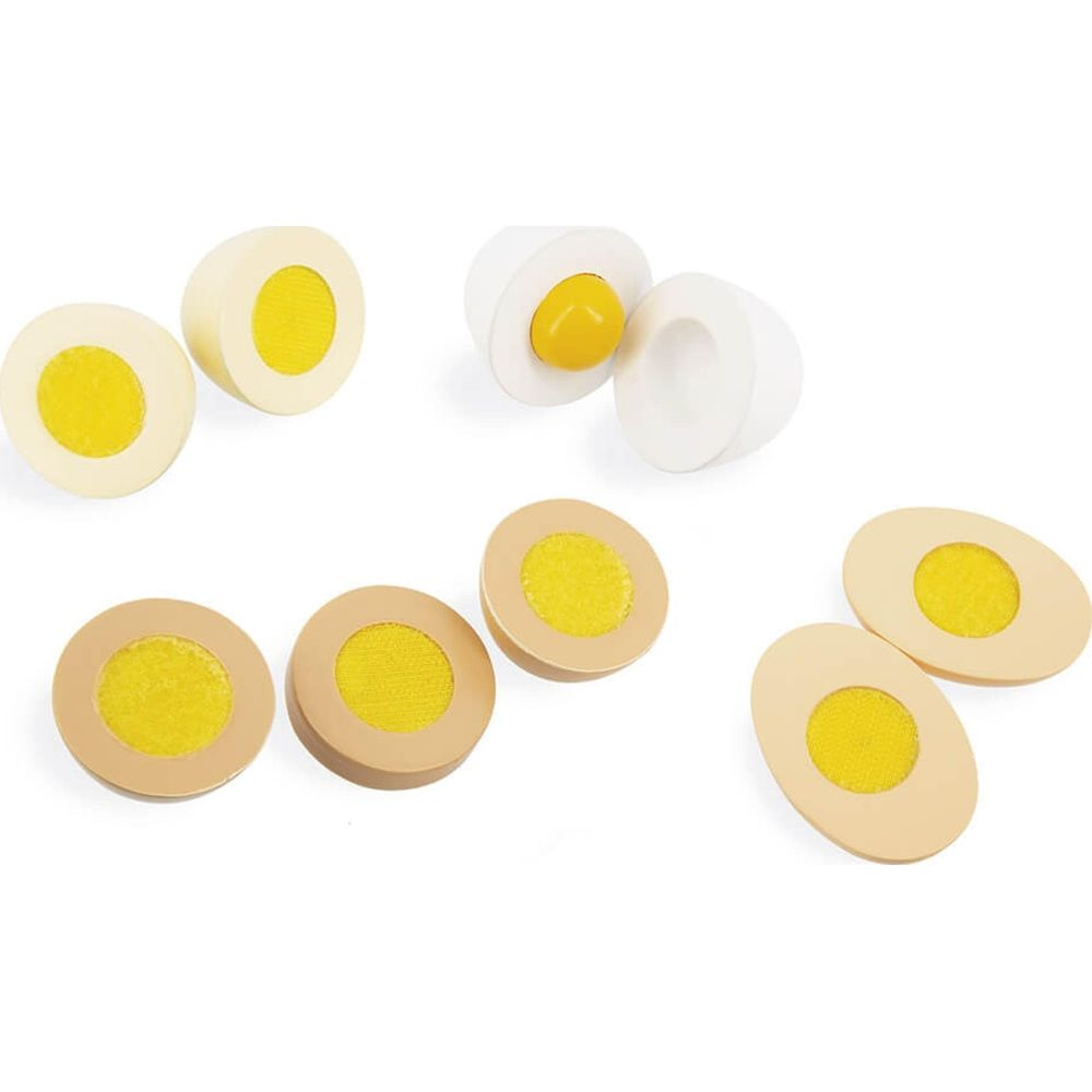 Huevos de madera, algunos enteros y otros partidos, con yemas amarillas.
