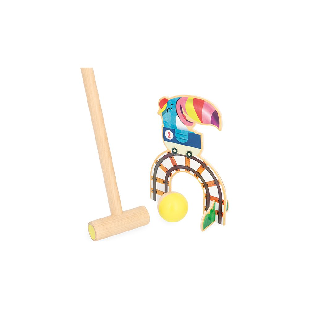 Mazzuolo di legno, palla gialla e locomotiva giocattolo colorata su un ponte.